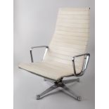 Aluminium-Chair EA124 + Hocker, Entw. C./R. Eames, 2. H. 20. Jh. Aluminium (poliert u. verchrom