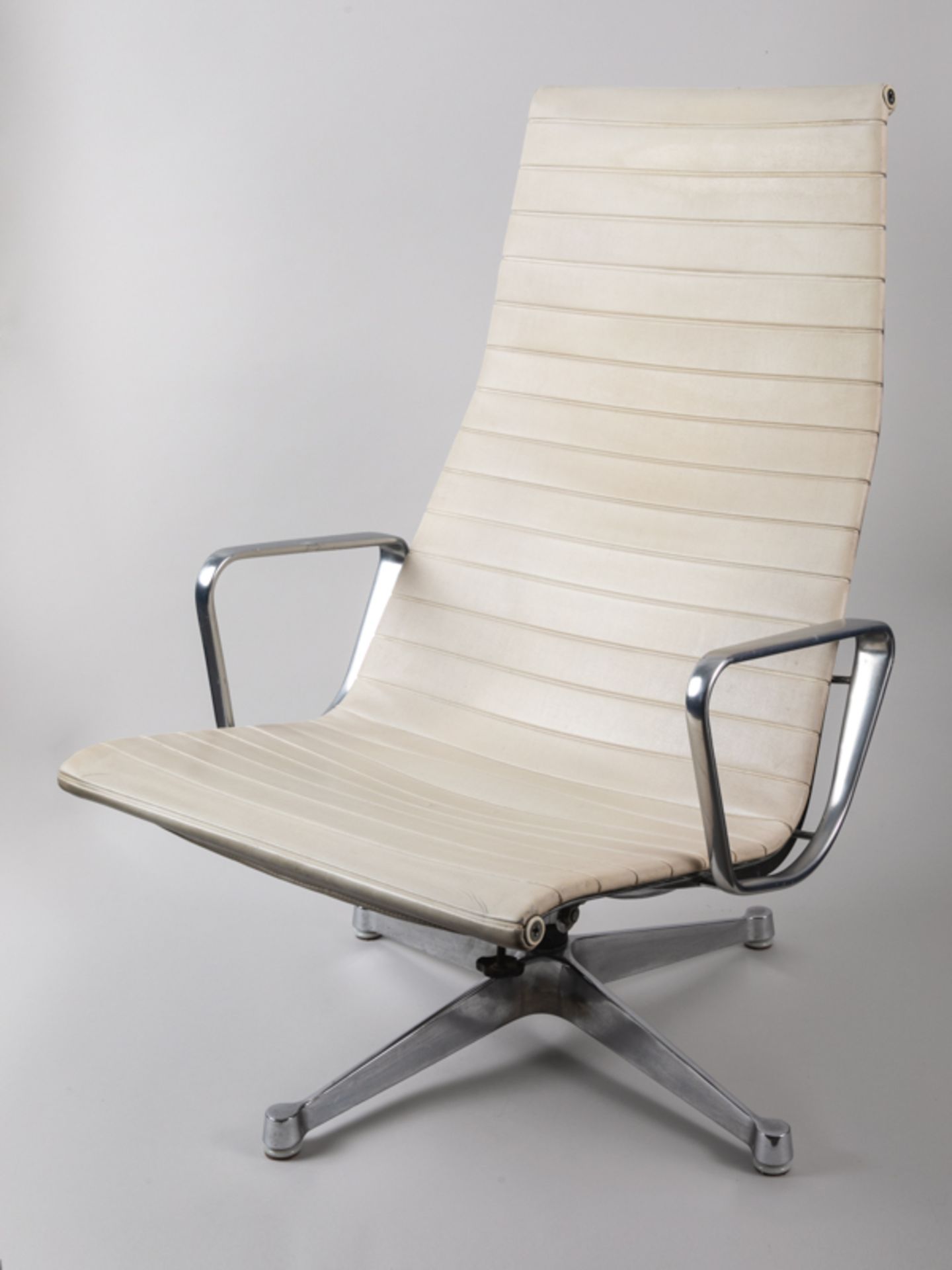 Aluminium-Chair EA124 + Hocker, Entw. C./R. Eames, 2. H. 20. Jh. Aluminium (poliert u. verchrom