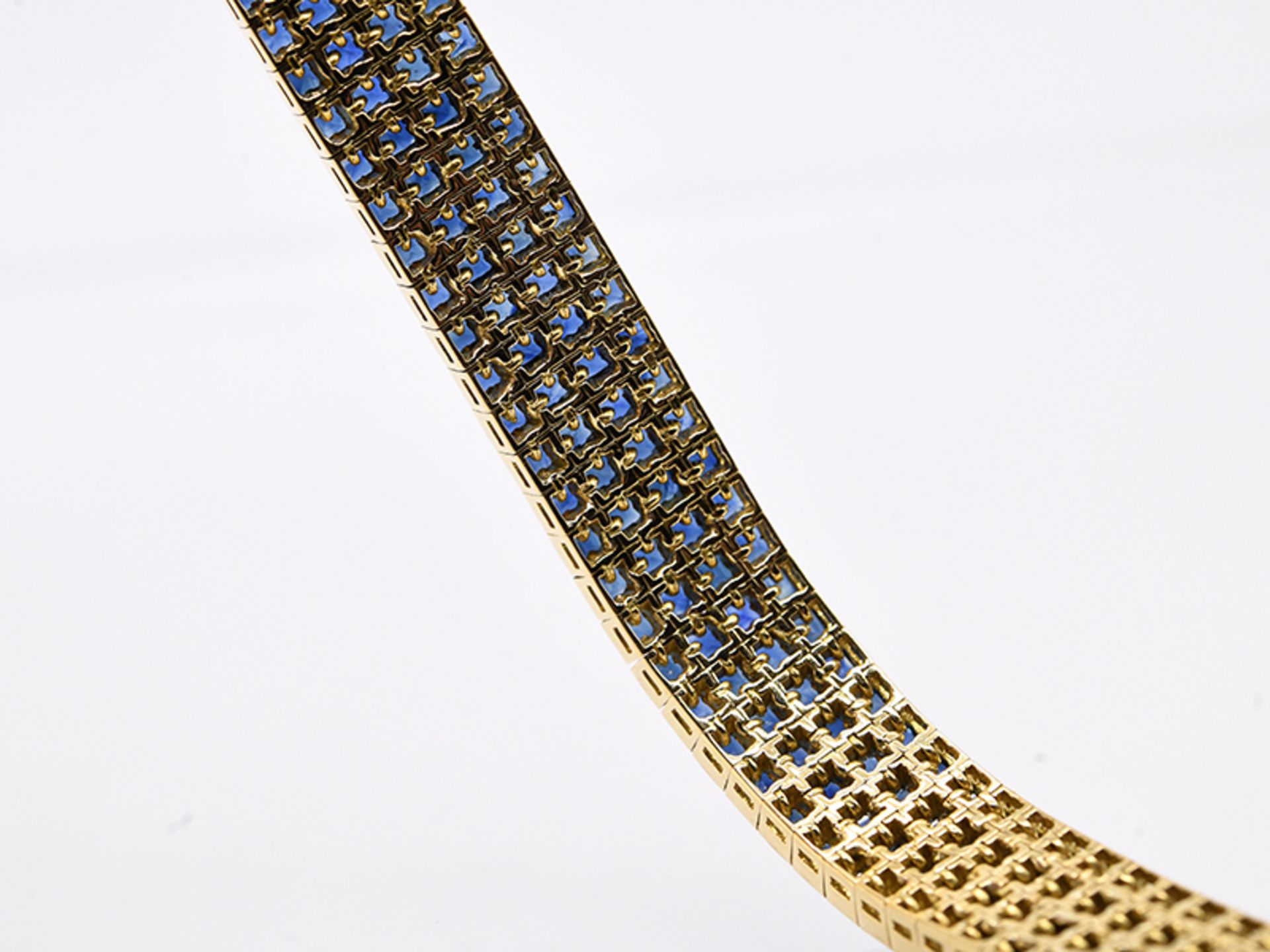 Armband mit 272 hochwertigen Saphir-Carréesteinen, zus. ca. 22 ct, 20. Jh. 750/- Gelbgold. Ge - Bild 6 aus 7