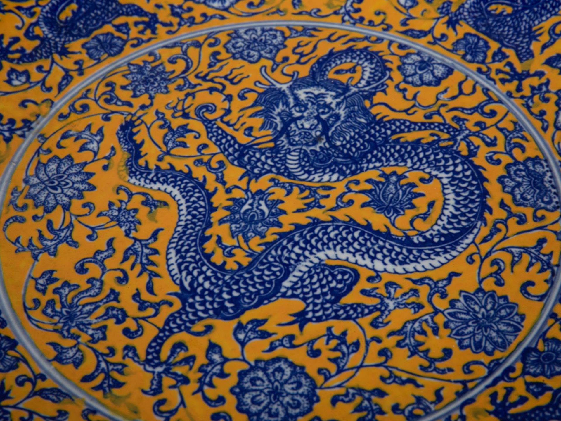 Große Rundplatte, China, 20. Jh. (mit Qianlong-Marke). Porzellan mit unter Glasur blauem Dekor - Bild 2 aus 5