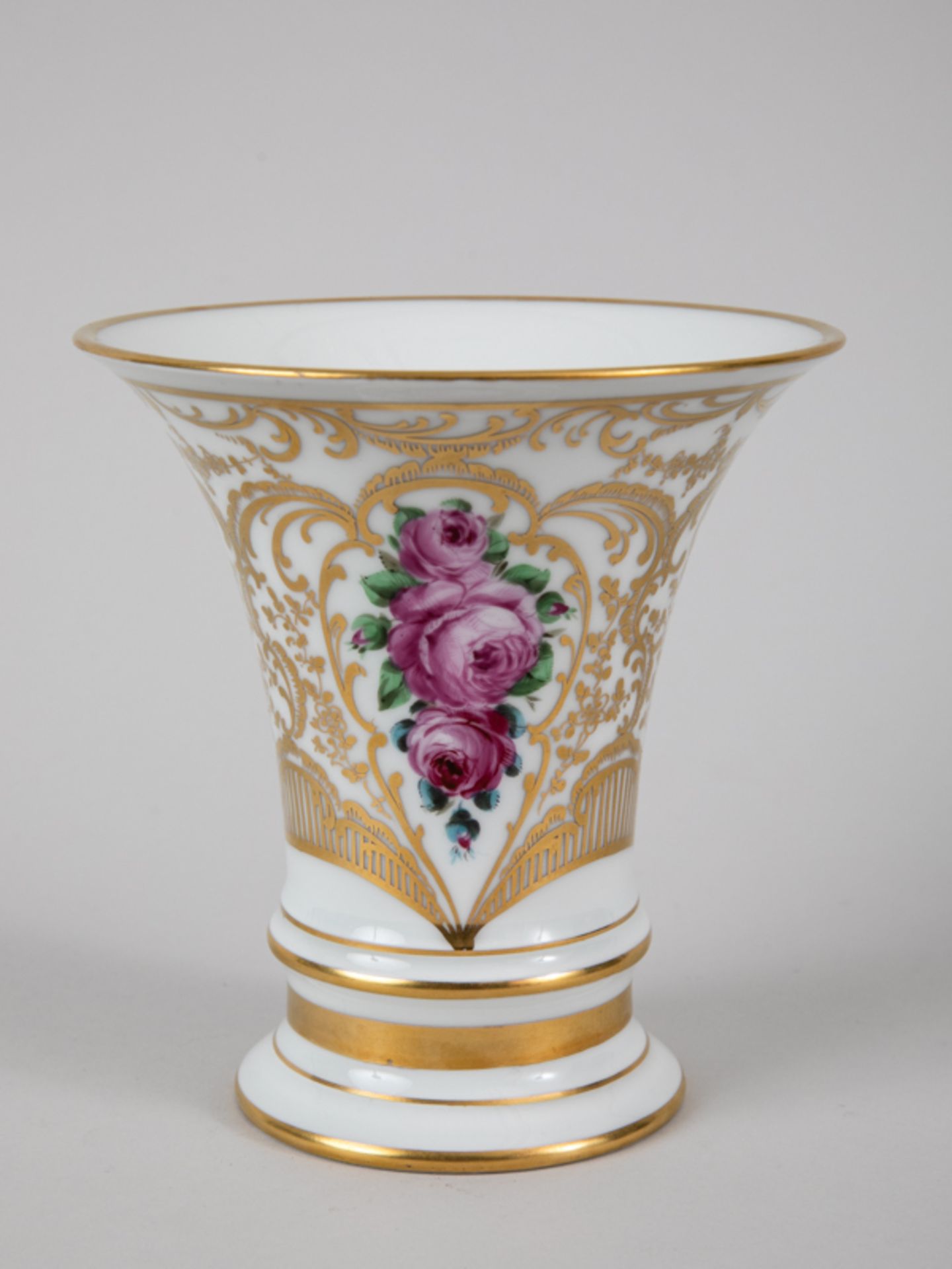 Trompetenvase mit Rosen- u. Goldmalerei, Fürstenberg, 20. Jh. Weißporzellan mit polychromer R - Bild 2 aus 5