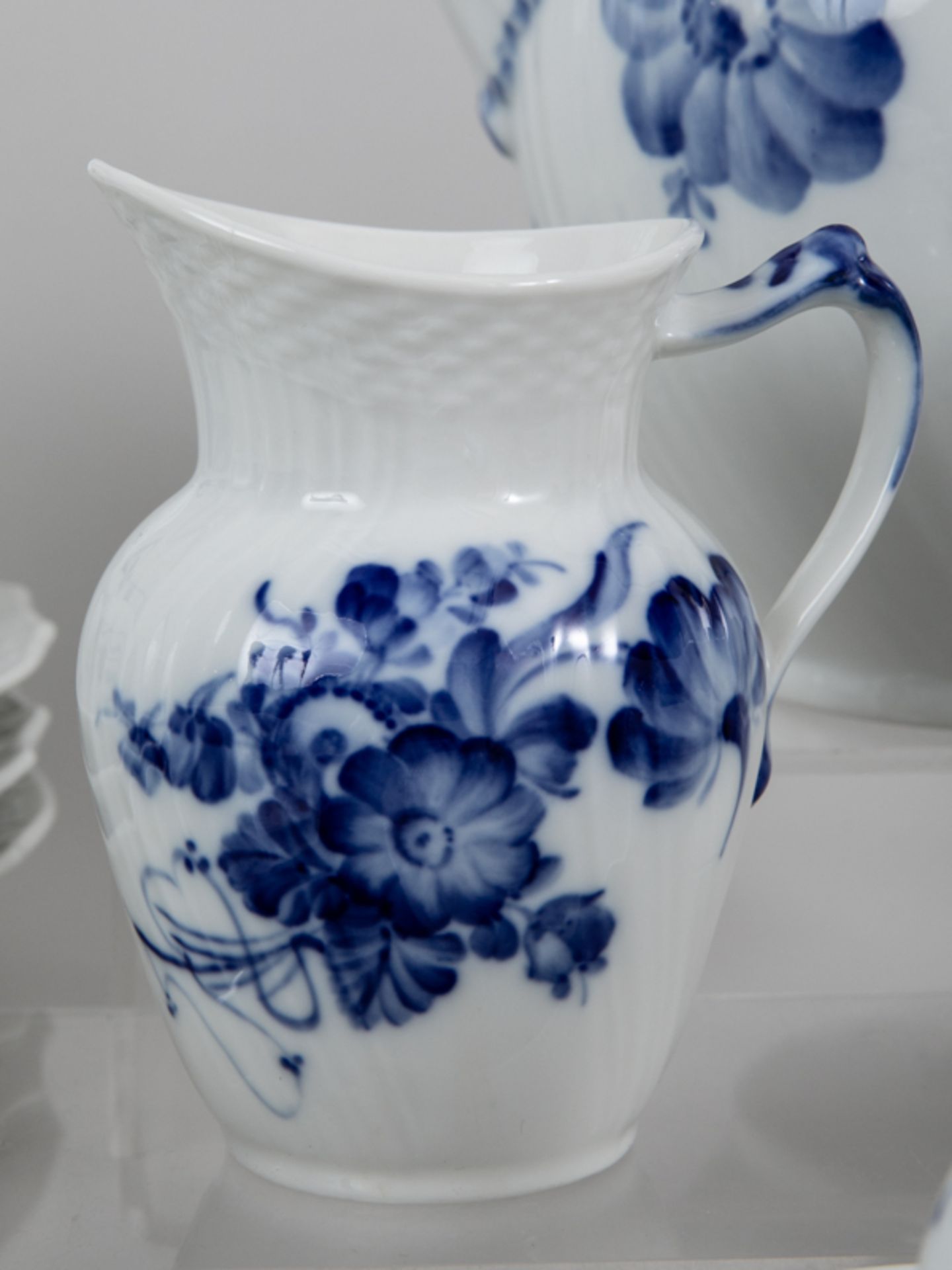 41-tlg. Kaffee-Service, "Blaue Blume", Royal Copenhagen, 20. Jh. Weißporzellan mit unter Glasu - Image 2 of 3