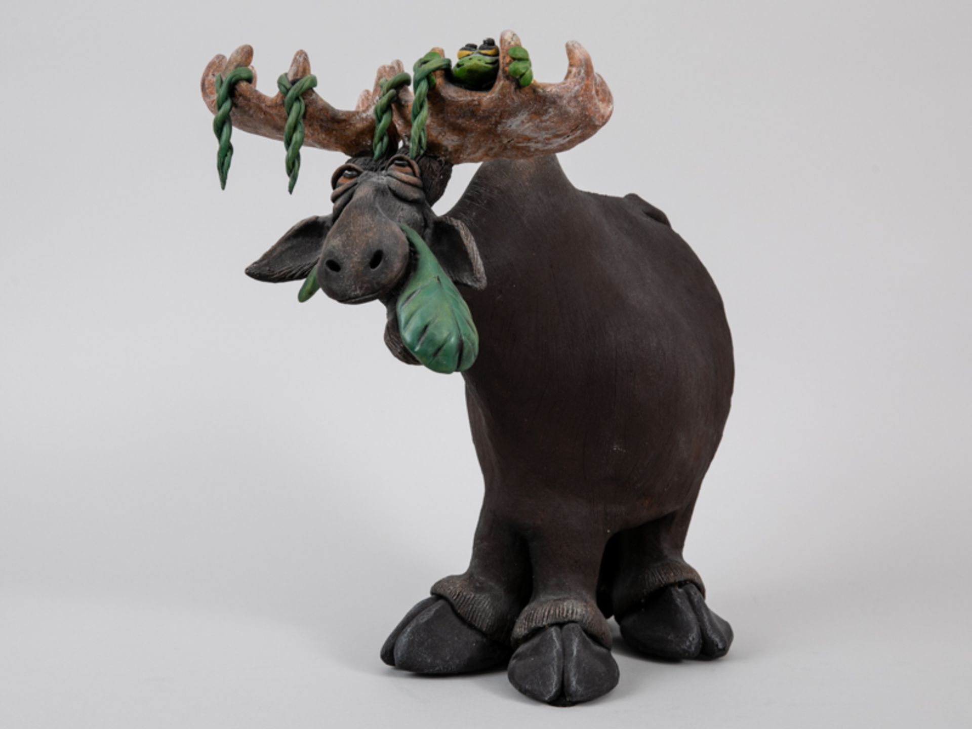 Warner, Todd (* 1945). Figurenplastik "Elch mit Blattwerk und Frosch" (Originaltitel "Moose 'Sa