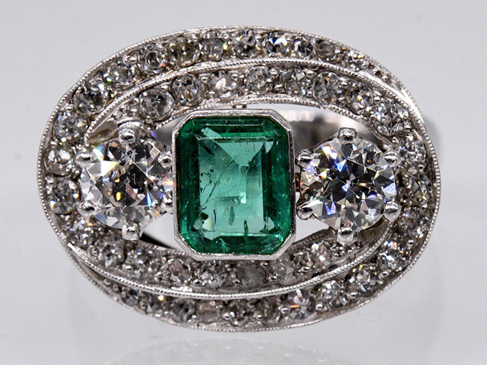 Cocktail-Ring mit kolumbanischem Smaragd ca. 0,6 ct und 45 Altschliff-Diamanten, zus. ca. 1,2 ct, J
