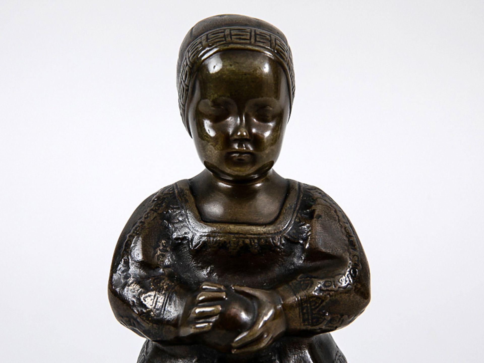 Endstorfer, Anton (1880 - 1960). Bronzeplastik "Kleines Mädchen in Tracht mit Kugel", montiert - Bild 2 aus 8