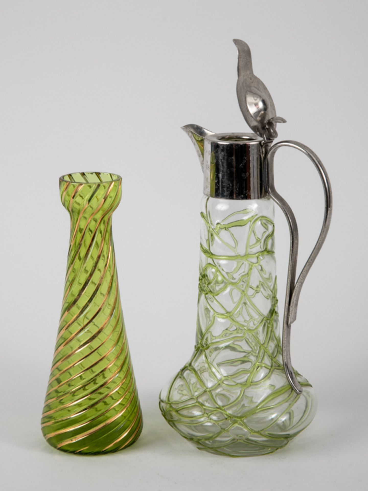 Jugendstil-Vase und Karaffe, wohl Böhmen, um 1900. Hellgrünes bzw. farbloses Glas, 1 x mit ve - Bild 2 aus 4