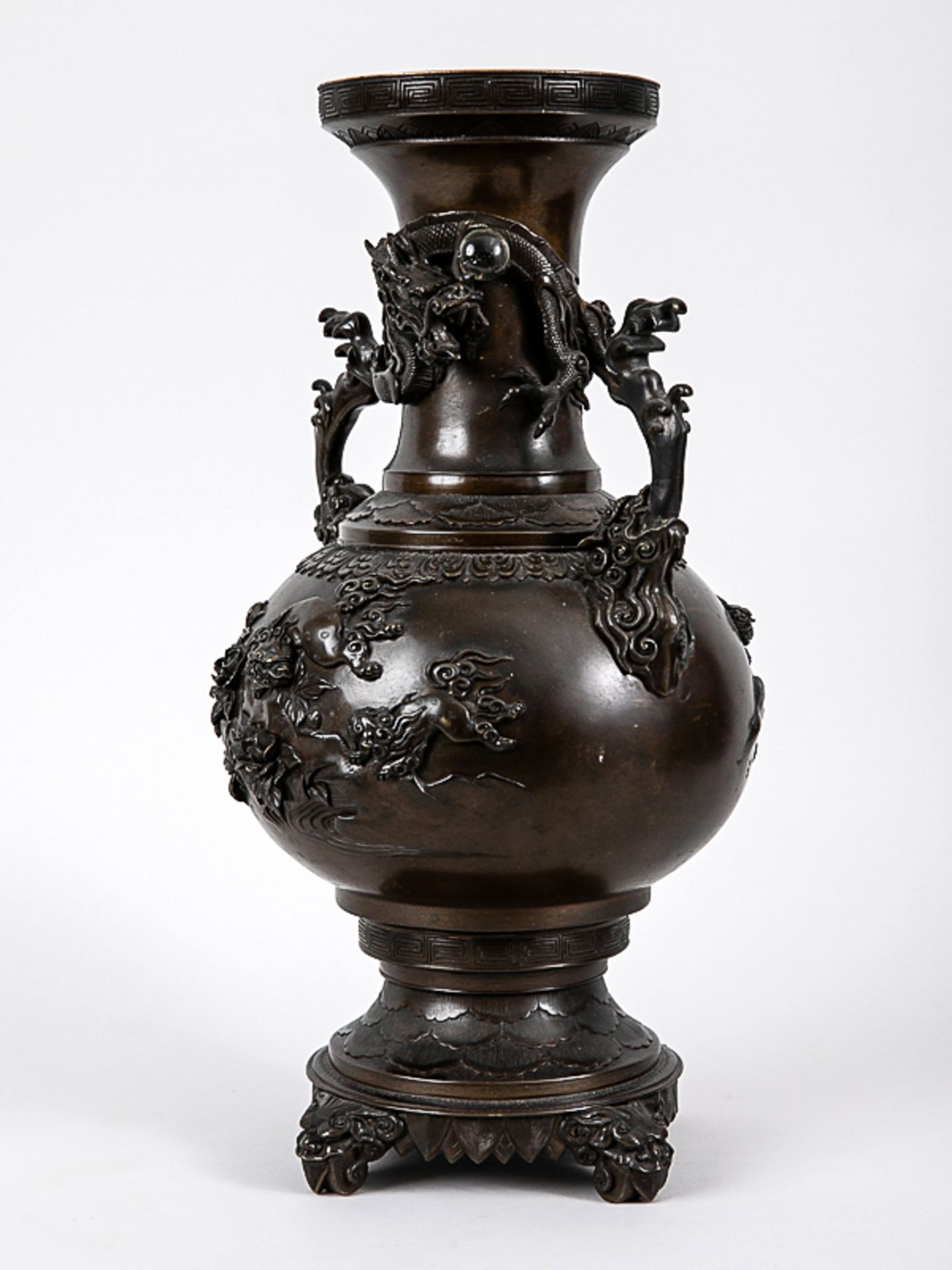 Große Drachen-Vase, Japan, Meiji-Zeit. Bronze, dunkelbraun patiniert; Balusterform mit kugelig - Bild 8 aus 9