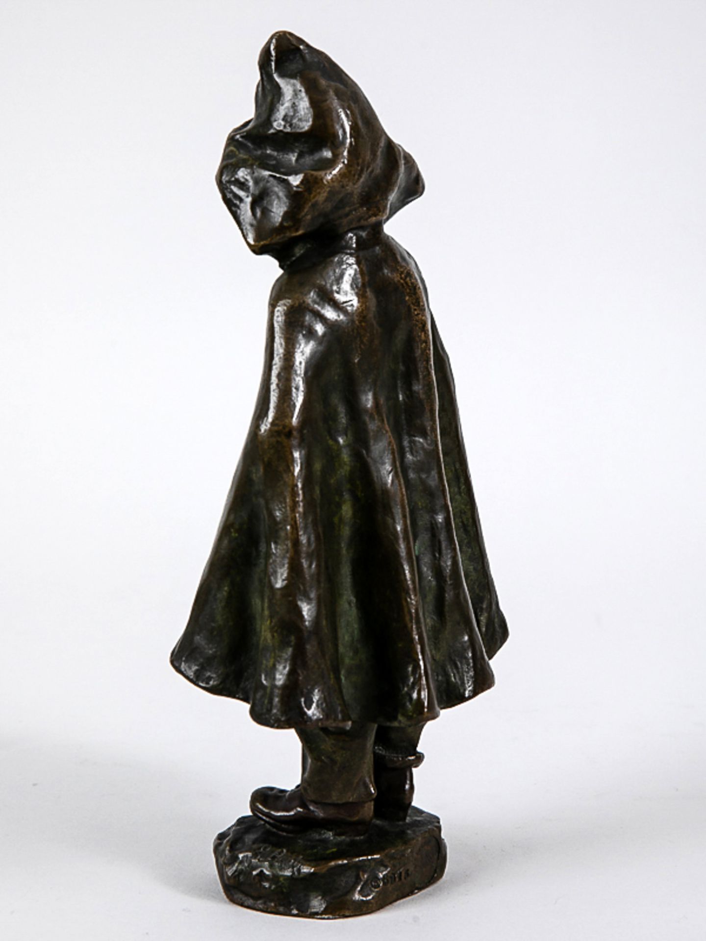 Beetz-Charpentier, Elisa (1859 - 1949). Bronzeplastik "Stehendes Mädchen im Regenmantel mit Ka - Bild 8 aus 9