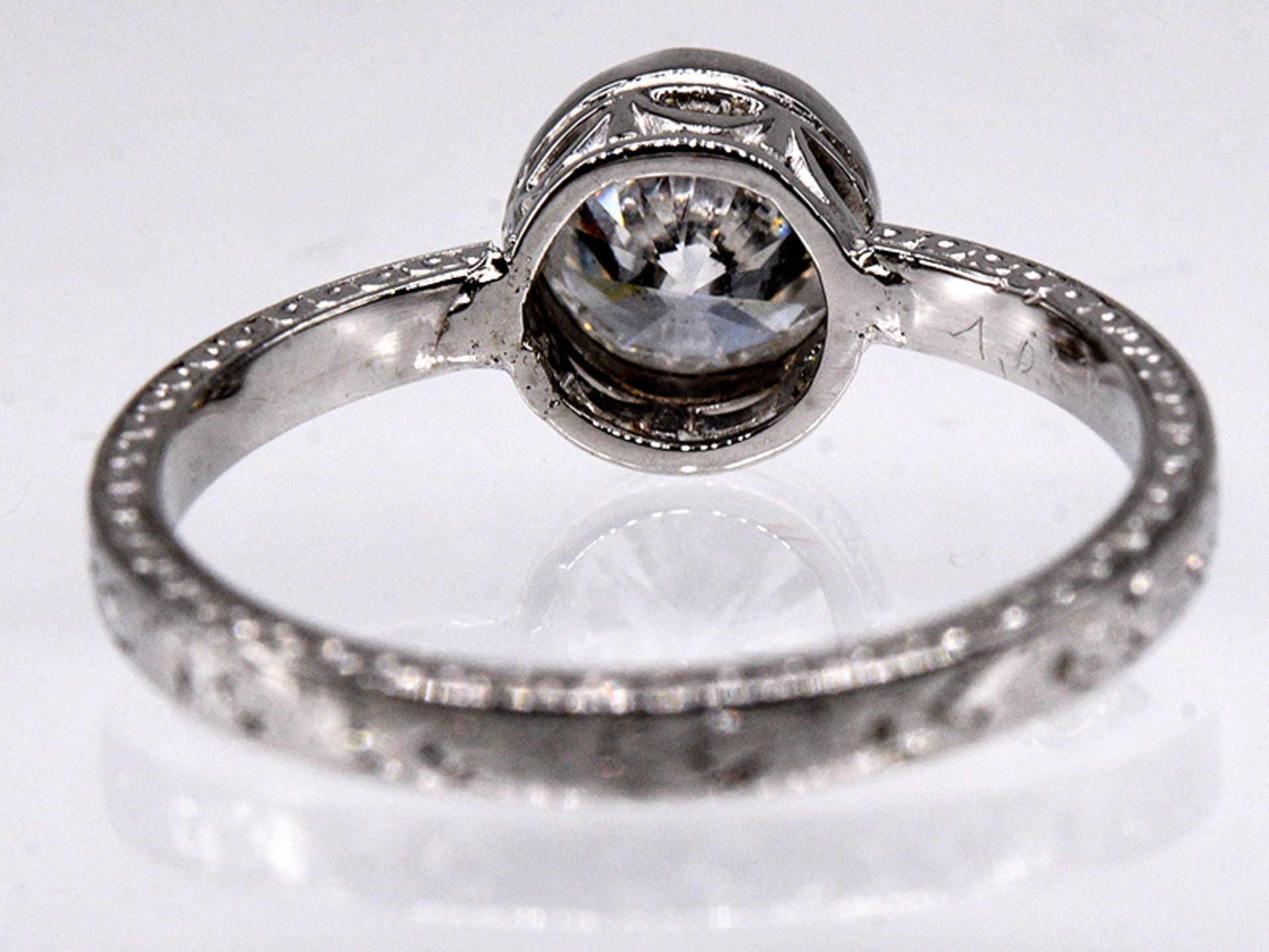 Solitär-Ring mit Brillant ca. 1,02 ct, Art Deco. Platin. Gesamtgewicht ca. 3,5 g. Chatonfassun - Bild 4 aus 4