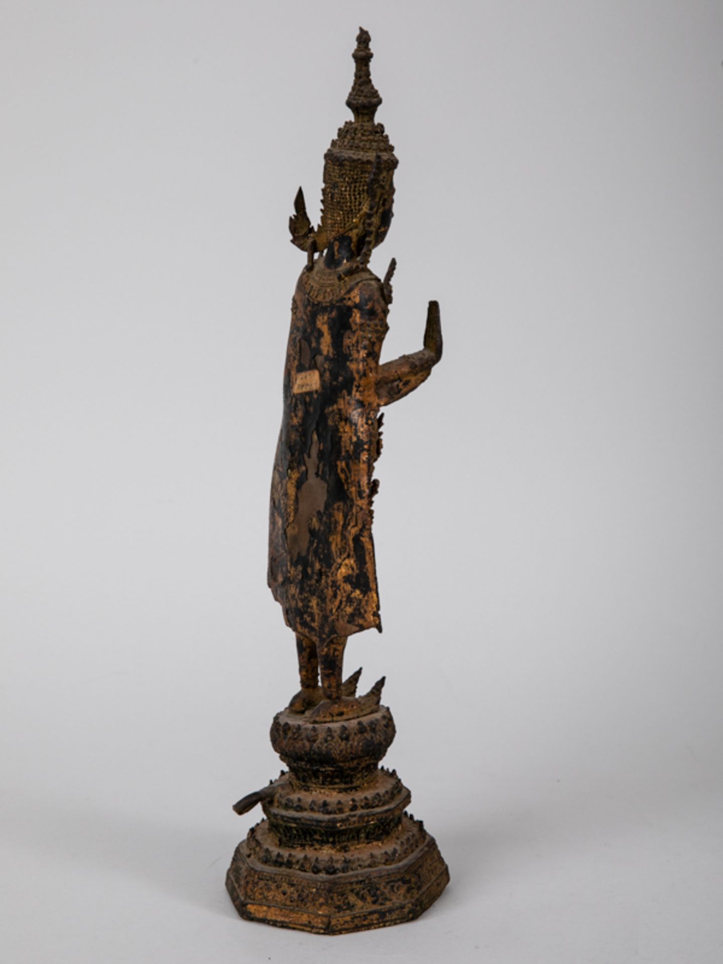 Buddhistische Tempelfigur, Thailand, 18./19. Jh. Bronze/Metallguss mit Resten alter Fassung und - Bild 7 aus 8