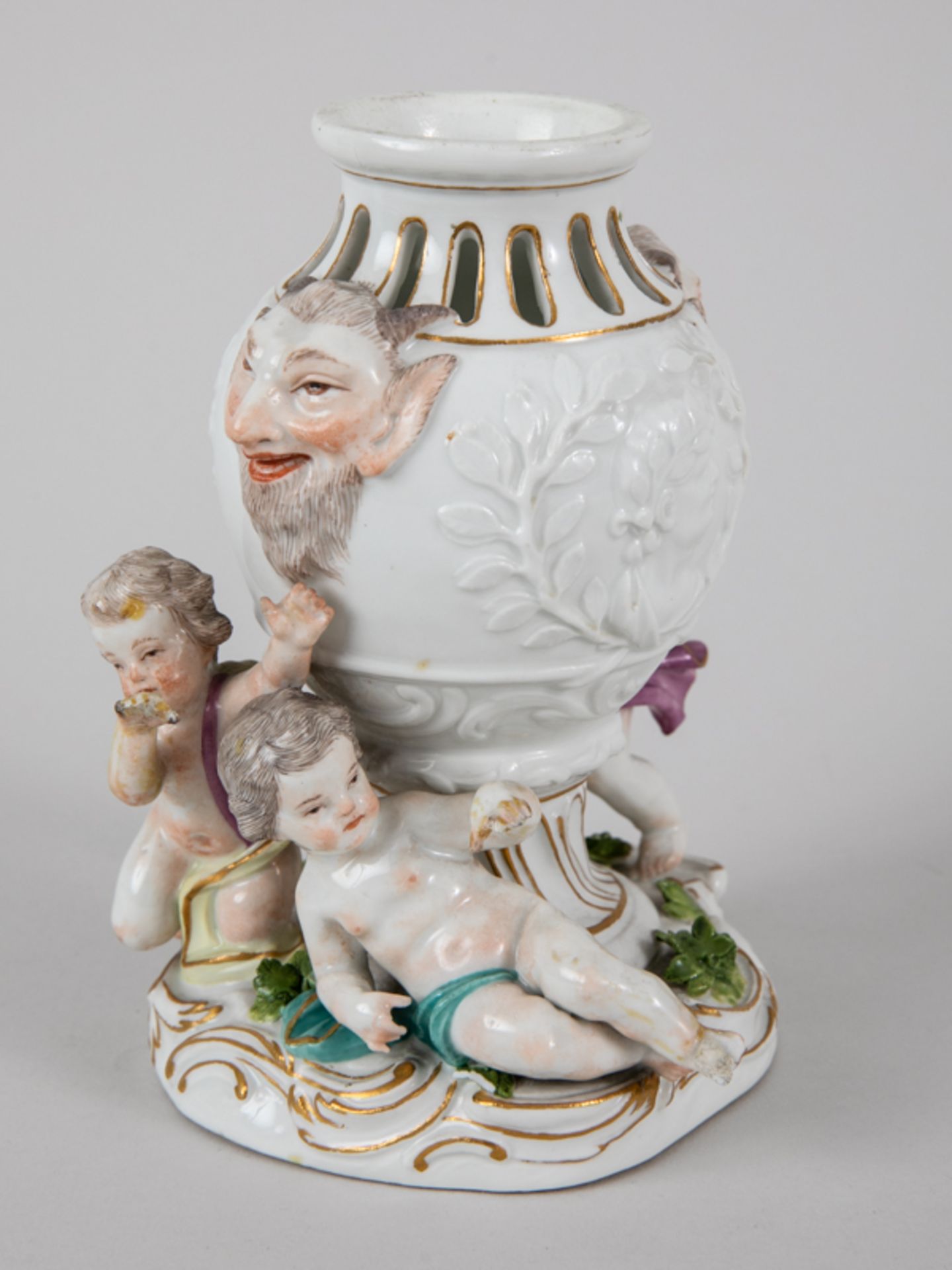 Potpourri-Vase mit 3 Amoretten, Entw. J.J. Kändler, Meissen, 1774. Weißporzellan mit polychro - Bild 8 aus 11