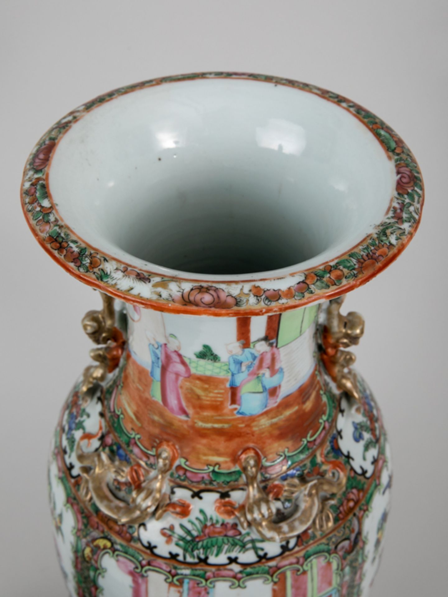 Große Kanton-Vase "Famille rose" m. Holzsockel, China, 19. Jh. Porzellan mit goldstaffierter p - Bild 8 aus 10