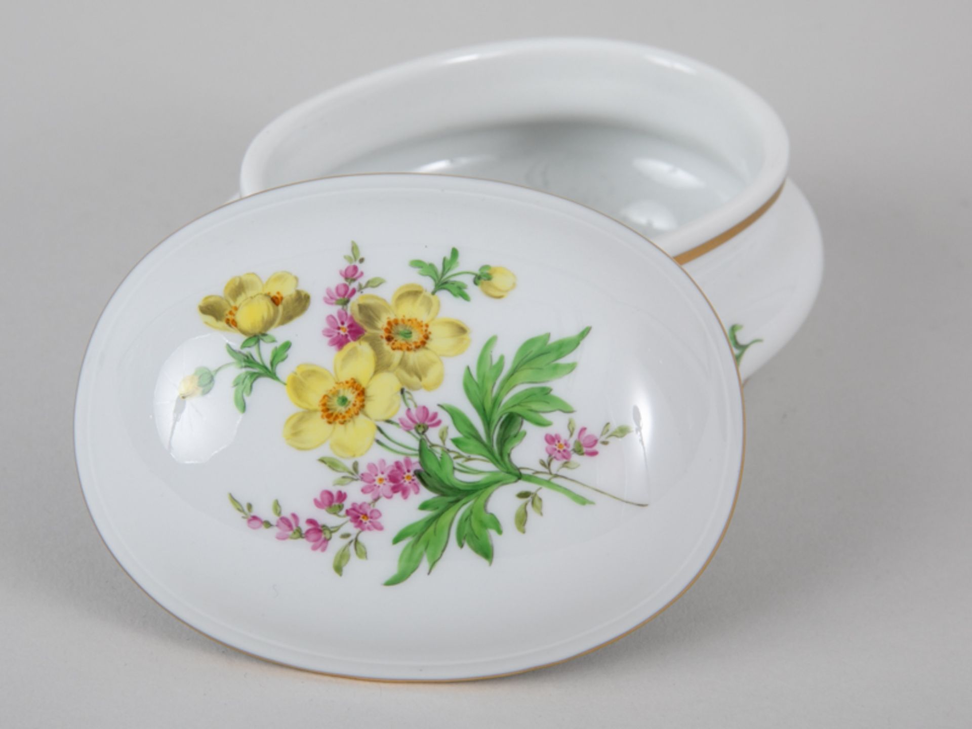 Deckeldose "Deutsche Blume", Meissen, 20. Jh. Weißporzellan mit polychromer Floralmalerei "Blu