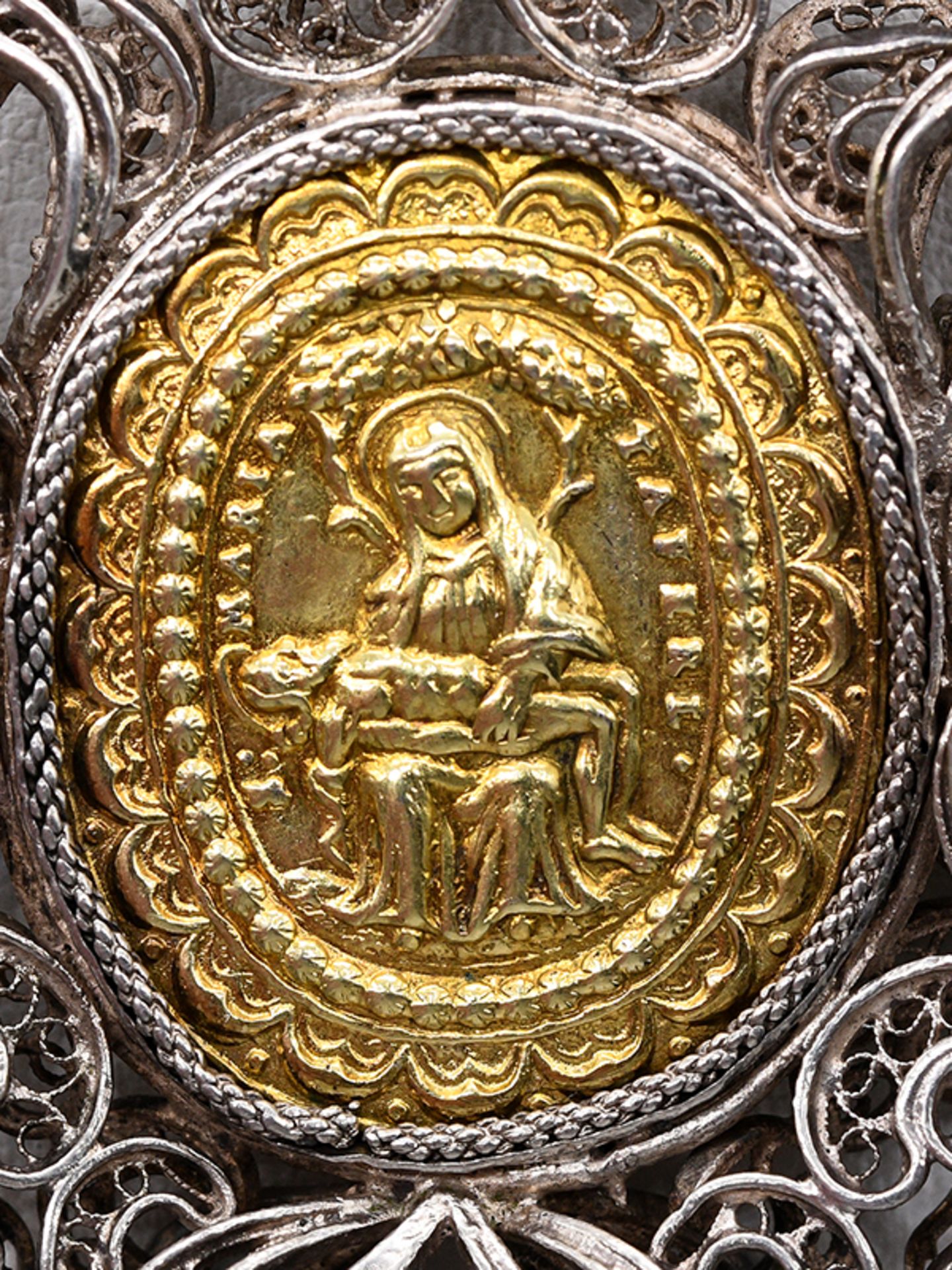 Religiöser Anhänger und Collierkette, um 1800. Silber und Silber vergoldet. Breiter, plastisc