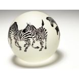 Paperweight "Zebras", Steven Correia (*1949), Kalifornien, 1994. Geätztes und mattiertes Glas;