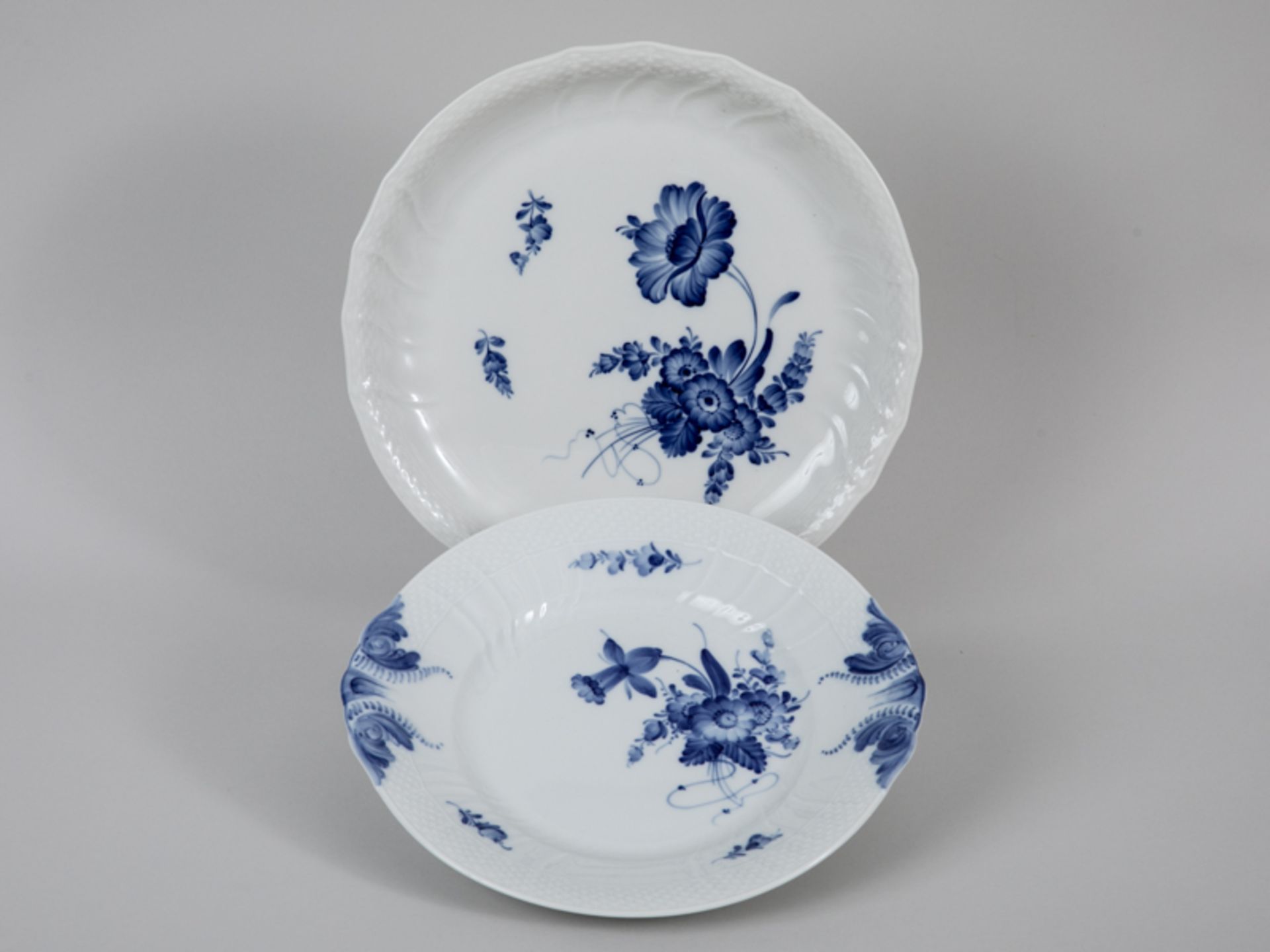 2 Gebäck-Schalen/Teller, "Blaue Blume", Royal Copenhagen, 20. Jh. Weißporzellan mit unter Gla