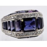 Ring mit 46 Brillanten, zus. ca. 0,4 ct und 23 Tansaniten, zus. ca. 2,4 ct, 21. Jh. 750/- Gelbg