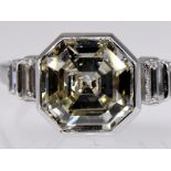 Hochwertiger Ring mit Diamant von 3 ct im Asscher-Cut und 4 Diamanten, zus. ca. 0,05 ct, Juweliersa