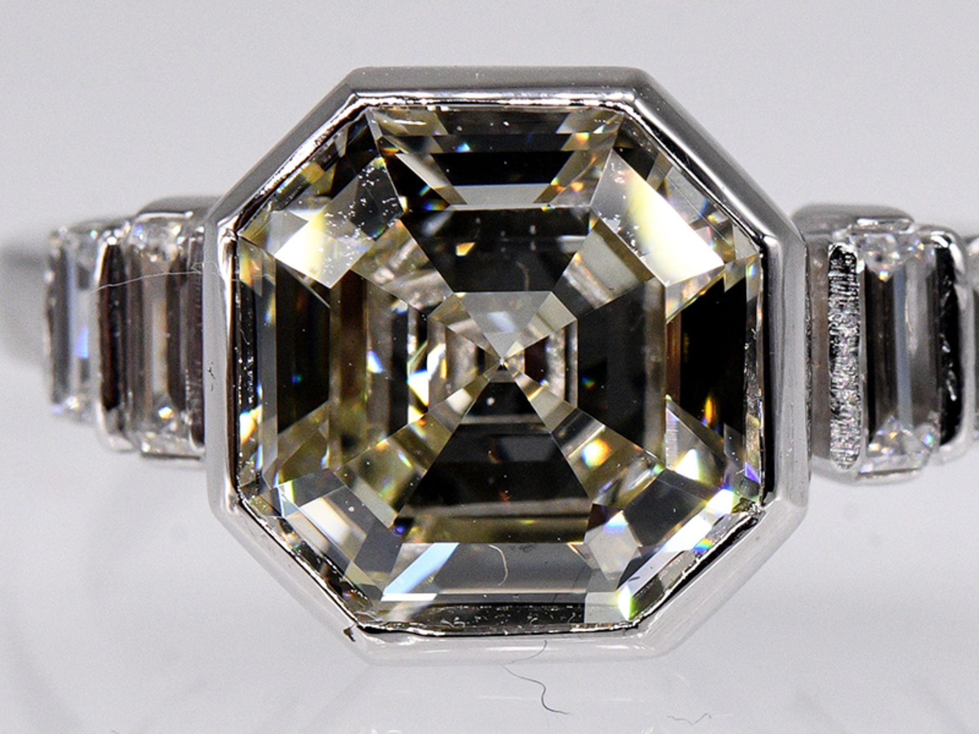 Hochwertiger Ring mit Diamant von 3 ct im Asscher-Cut und 4 Diamanten, zus. ca. 0,05 ct, Juweliersa