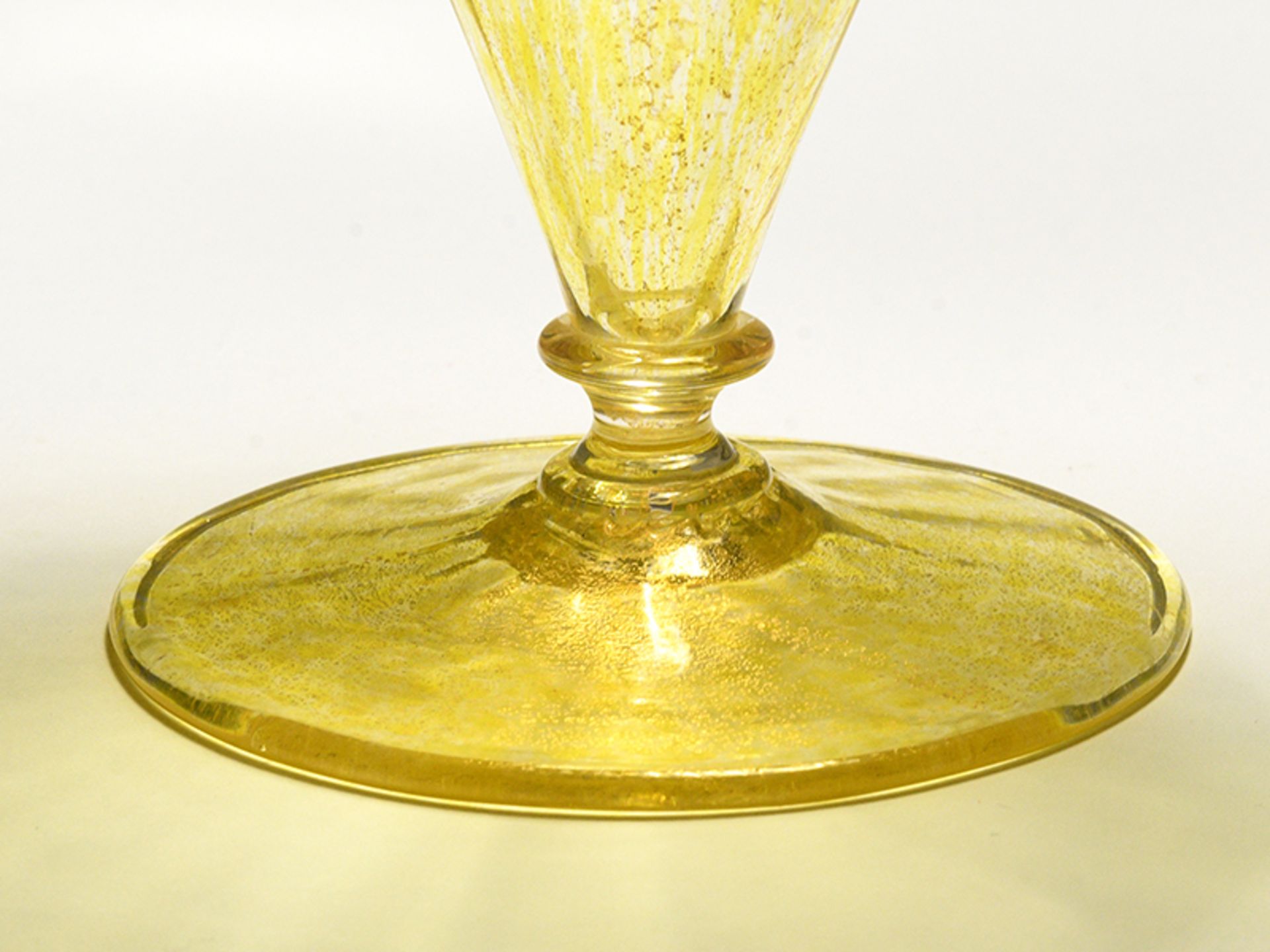 4 Kelchgläser, Barovier & Toso, Murano, Italien, 20. Jh. Farbloses Glas mit gelb gesprenkelten - Bild 2 aus 3