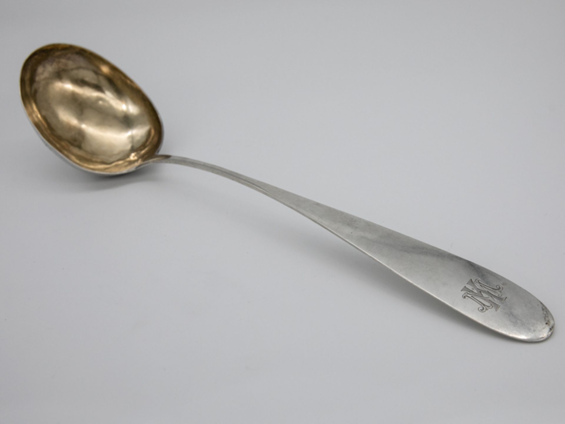 Biedermeier-Suppenkelle, J.J.C. Floris, Husum, um 1830. Silber, ca. 105 g; hochovale Laffe mit