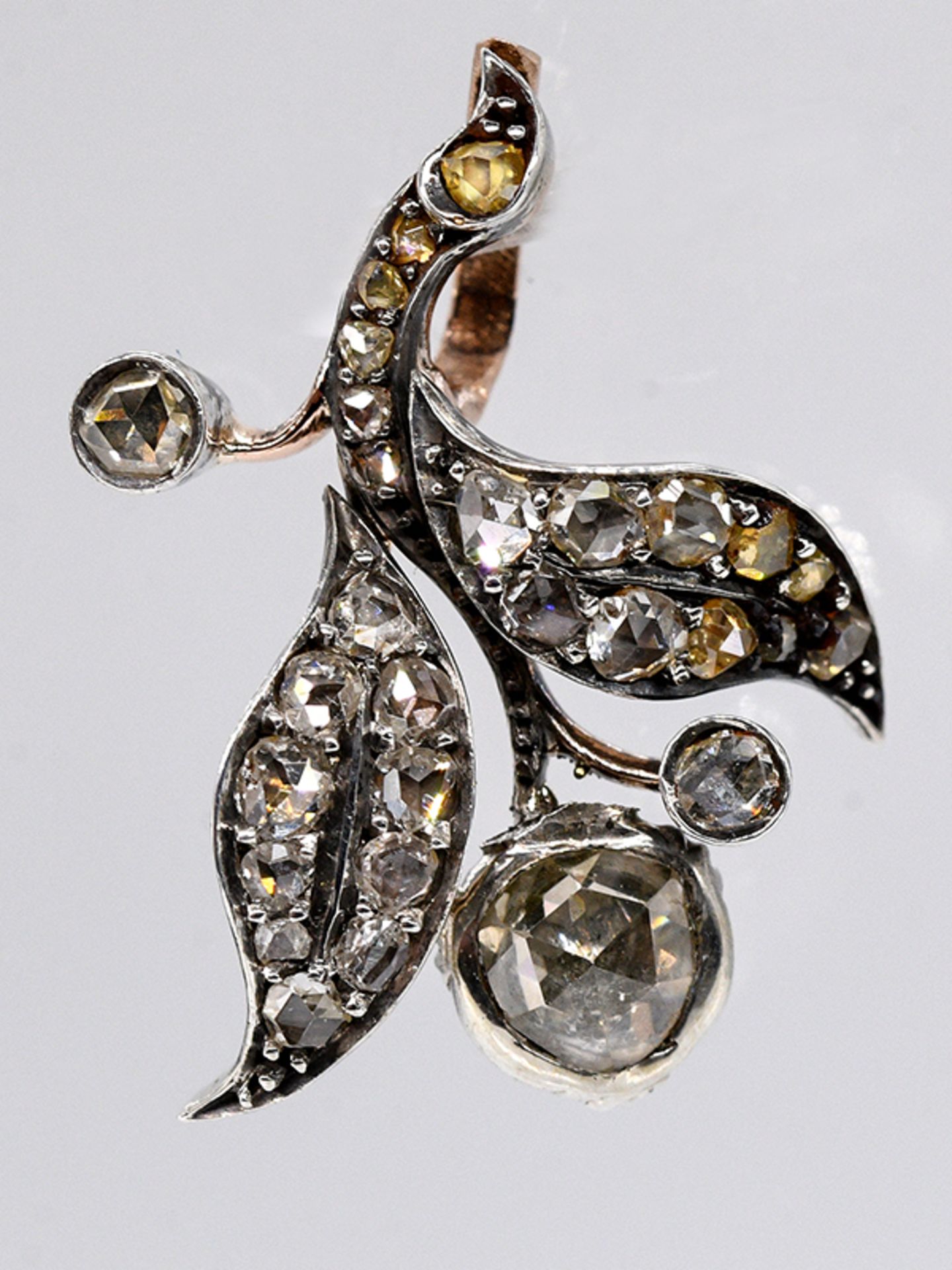 Kleiner Anhänger mit zus. ca. 0,5 ct Diamantrosen, ca. 1830/ 50. 585/- Roségold und Silber. G