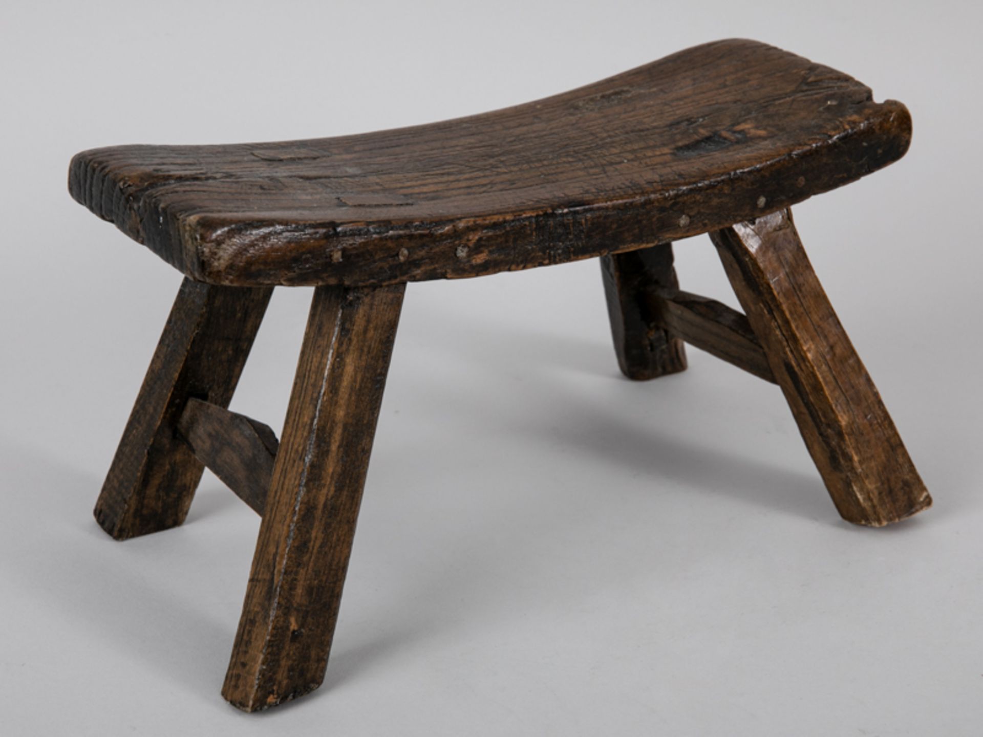 Holzstütze in Tischform, wohl asiatisch, 18./19. Jh. (teils ergänzt). Holz mit Alters- und Ge