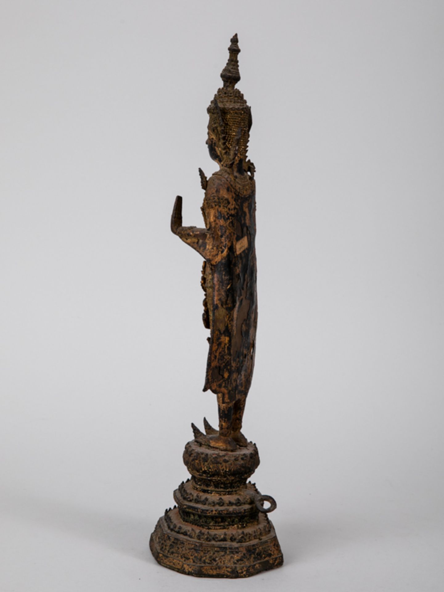 Buddhistische Tempelfigur, Thailand, 18./19. Jh. Bronze/Metallguss mit Resten alter Fassung und - Bild 6 aus 8