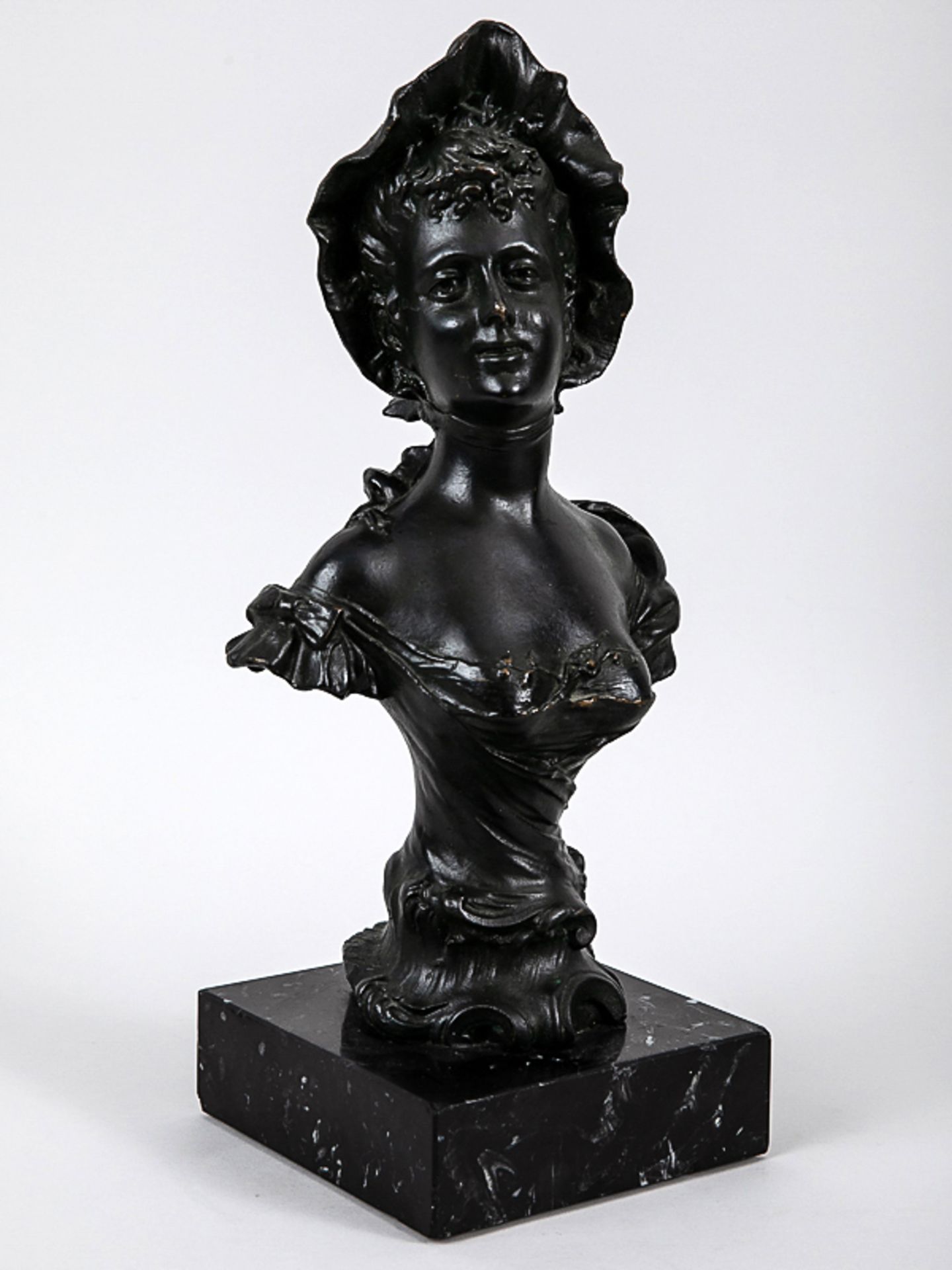 Büste einer jungen Dame mit Haube, Frankreich, sign. "Mestais", 1890er Jahre. Bronze, dunkel p - Bild 6 aus 7