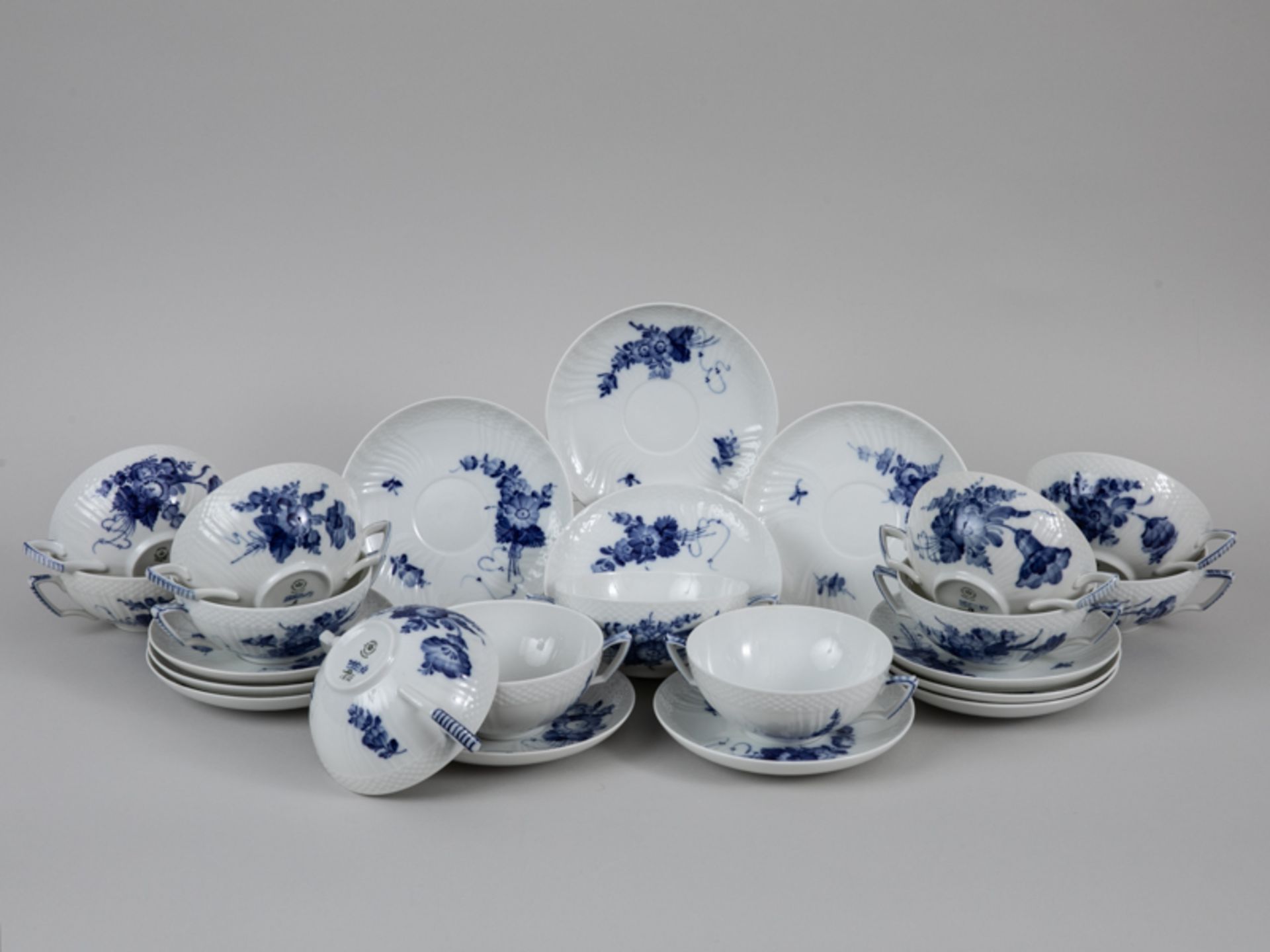12 Suppentassen mit Unterschalen "Blaue Blume", Royal Copenhagen, 20. Jh. Weißporzellan mit un