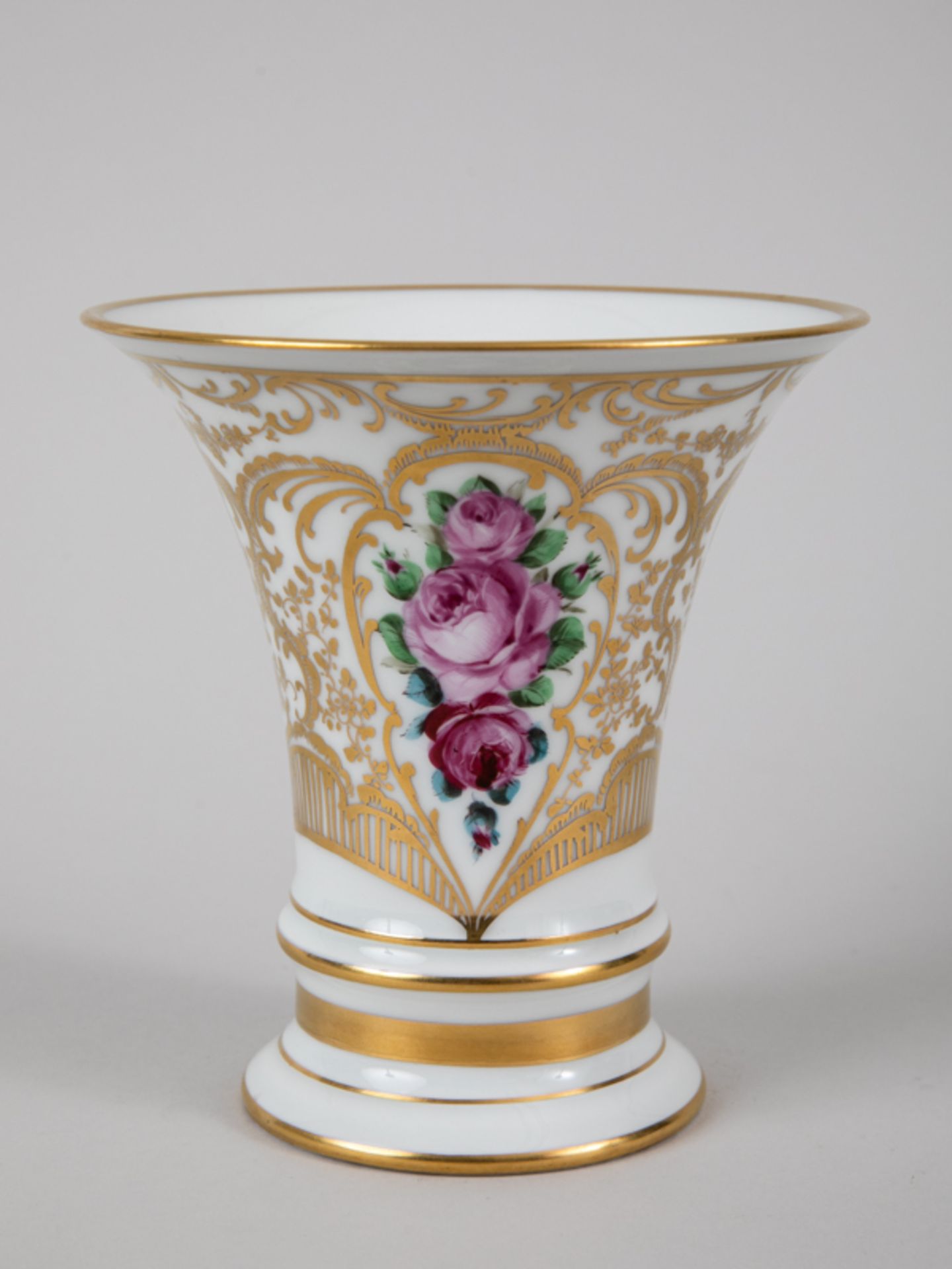 Trompetenvase mit Rosen- u. Goldmalerei, Fürstenberg, 20. Jh. Weißporzellan mit polychromer R