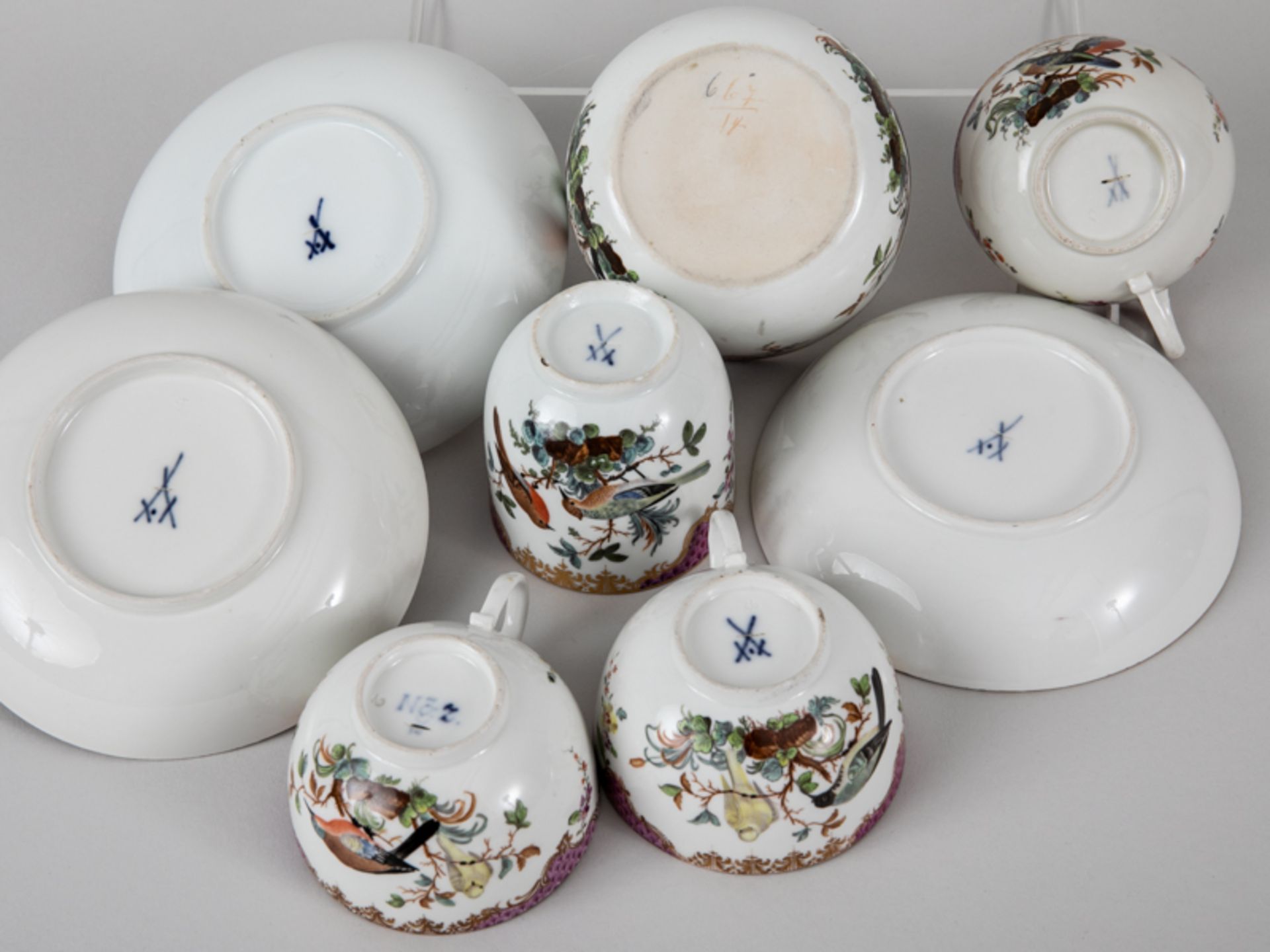 3 Teetassen, Zuckerdose + Kaffeetasse, Meissen, ca. 1760/74. Weißporzellan m. polychromer Voge - Bild 4 aus 7
