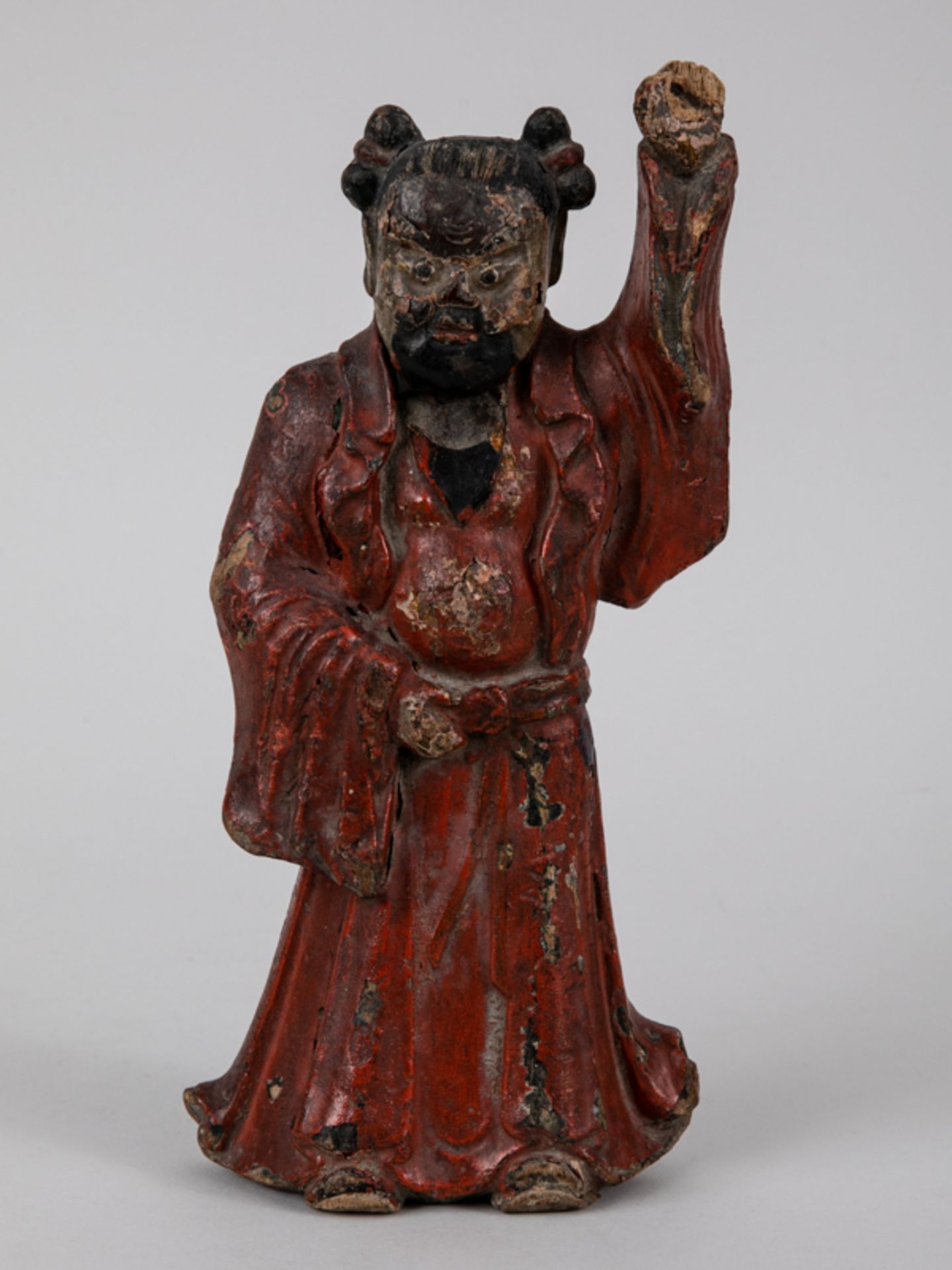 Kleine buddhistische Heiligen-Skulptur, China, 17./ 18. Jh. Holz, geschnitzt und mit farbiger F