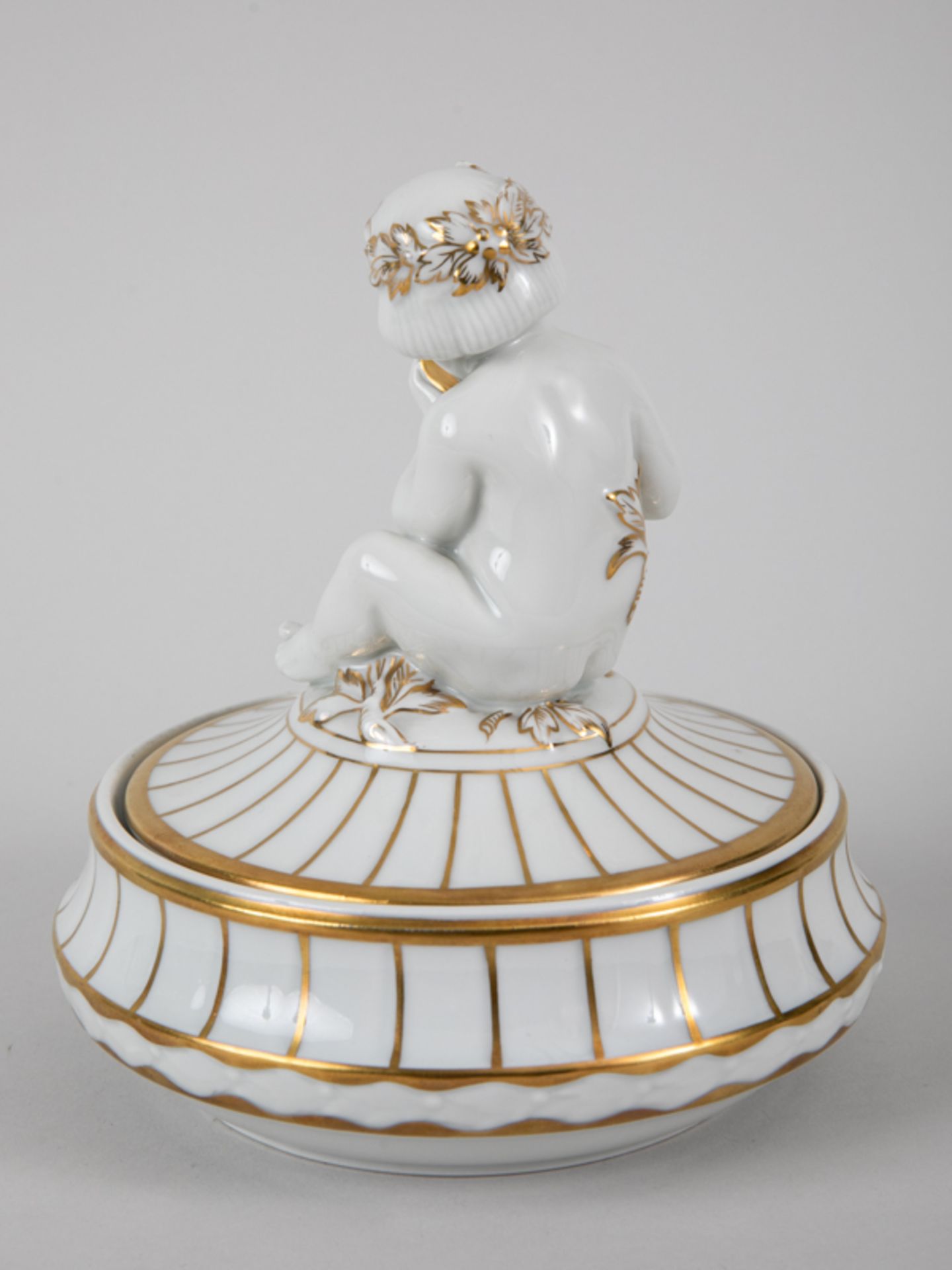 Bonbonnière mit Putto, Hutschenreuther/Kunstabtlg., Selb, 1. H. 20. Jh. Weißporzellan mit Gol - Bild 5 aus 8