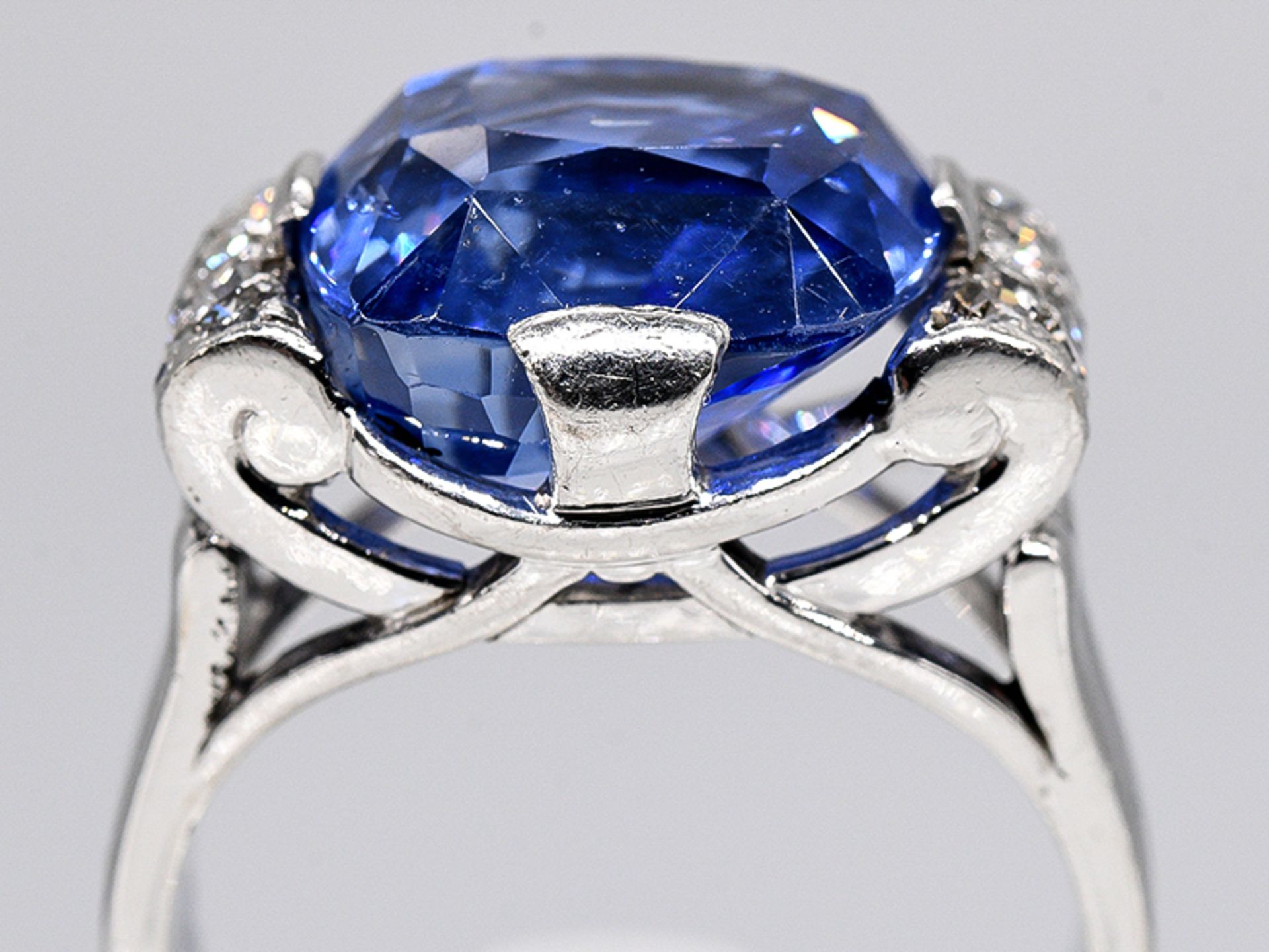Massiver Ring mit Ceylon-Saphir ca. 15,19 ct und Achtkant-Diamanten, zus. ca. 0,5 ct, Juweliersarbe - Image 4 of 14