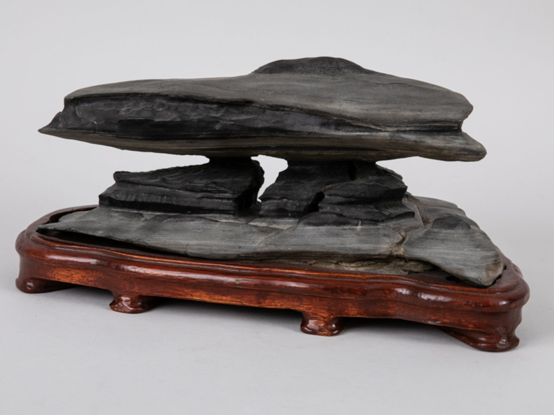Suiseki mit Daiza (Gelehrtenstein auf Holzsockel), Japan oder China. Ausdrucksstarker natürlic - Bild 2 aus 6