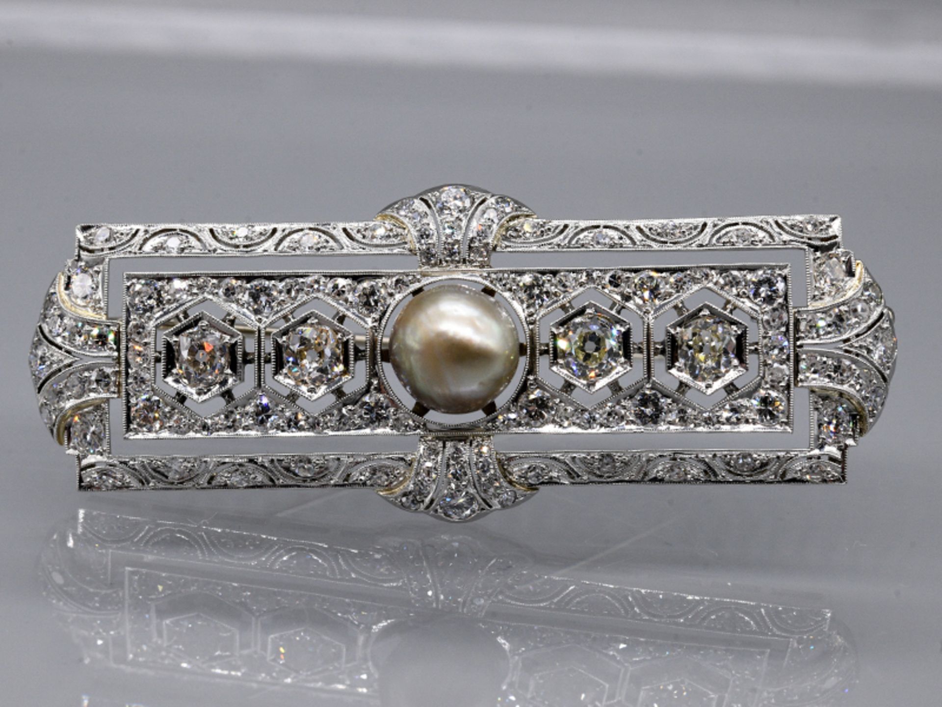 Prunkvolle Brosche mit Orientperle und 114 Altschliff-Diamanten zus. ca. 4,8 ct, Art Deco 585/- - Bild 2 aus 6