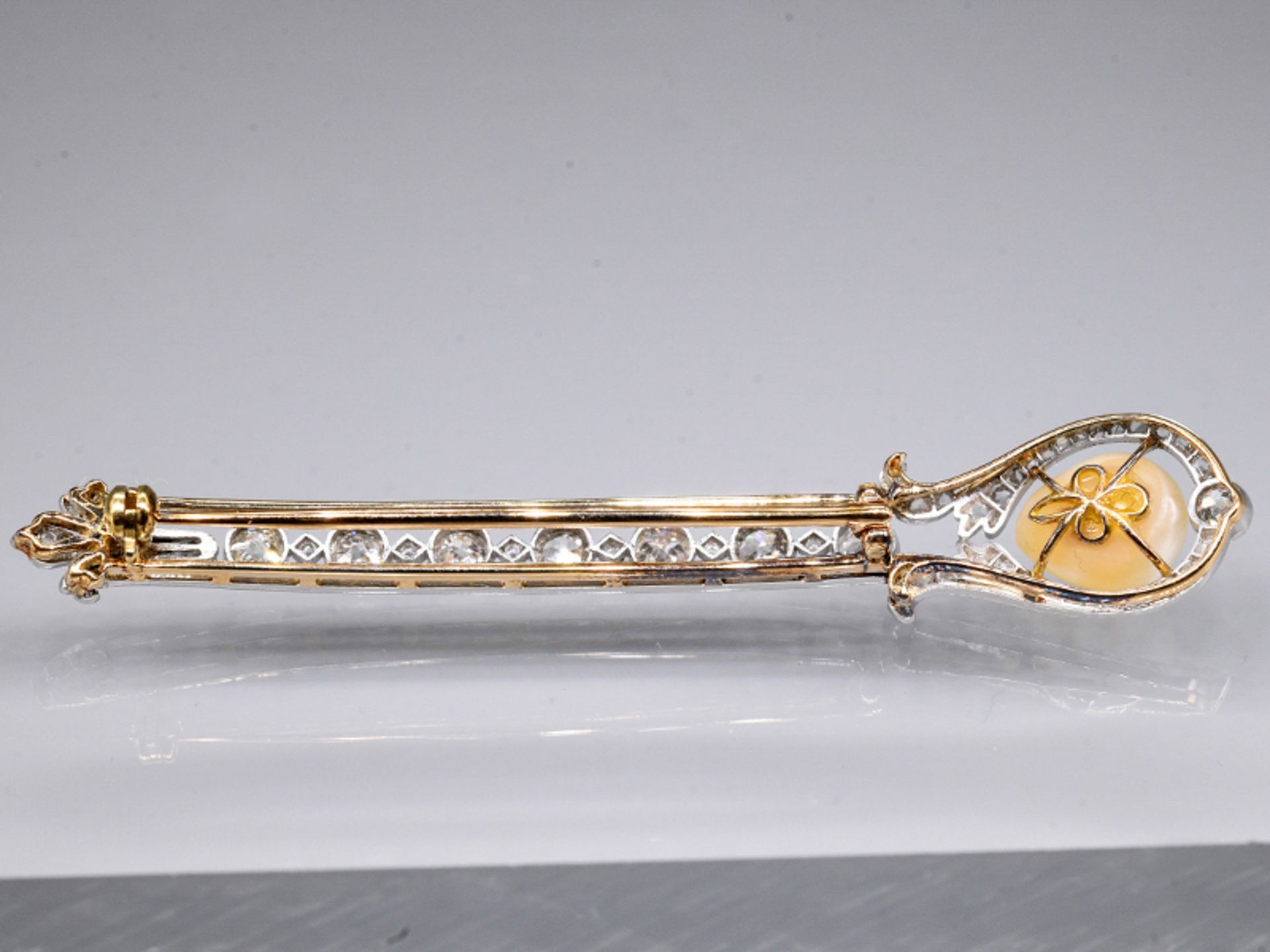 Stabnadel mit Orientperle und Diamanten, zus. ca. 1,4 ct, Art Deco. 585/- Gelbgold mit Weißgol - Bild 6 aus 6