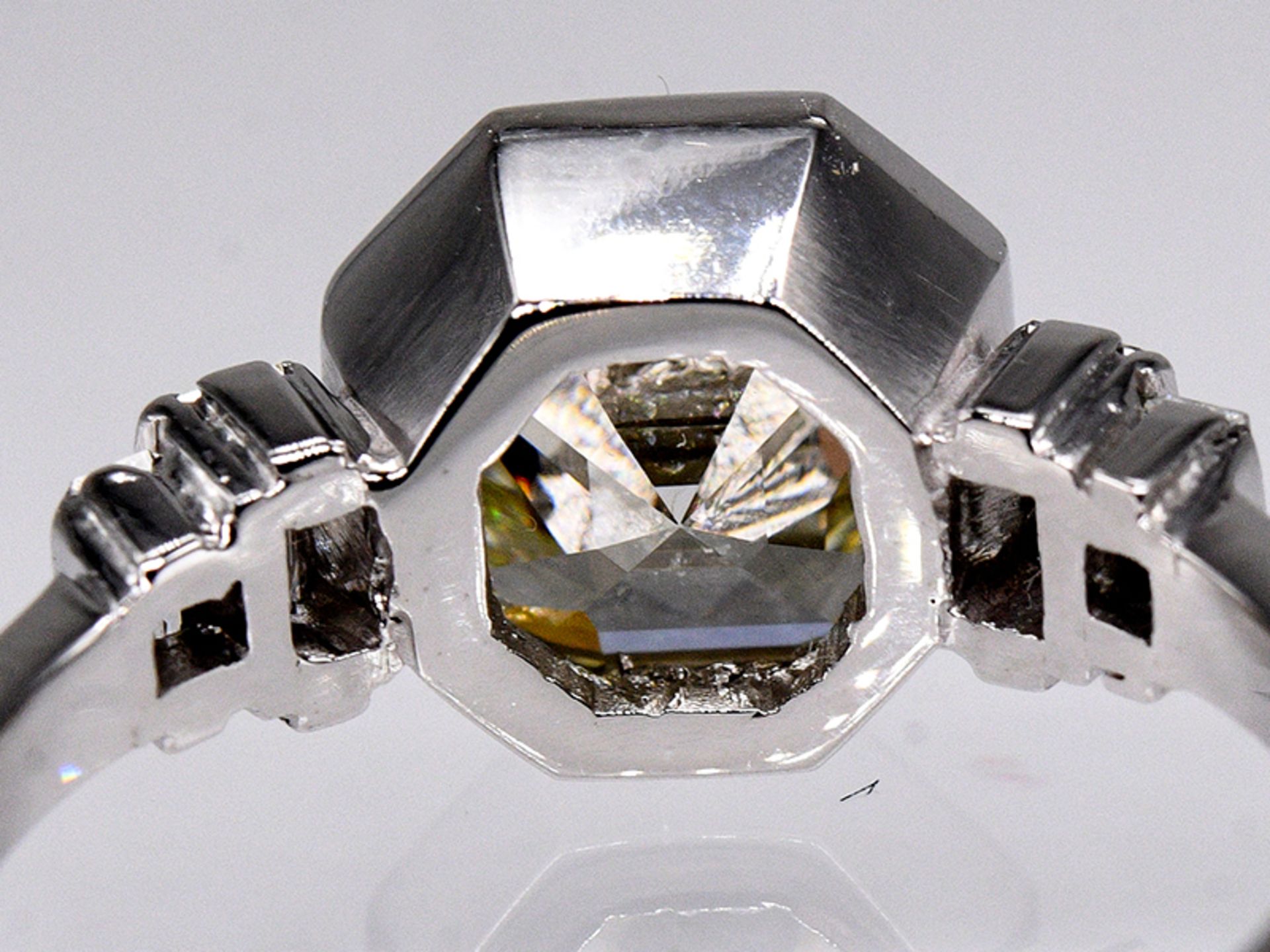 Hochwertiger Ring mit Diamant von 3 ct im Asscher-Cut und 4 Diamanten, zus. ca. 0,05 ct, Juweliersa - Bild 7 aus 7