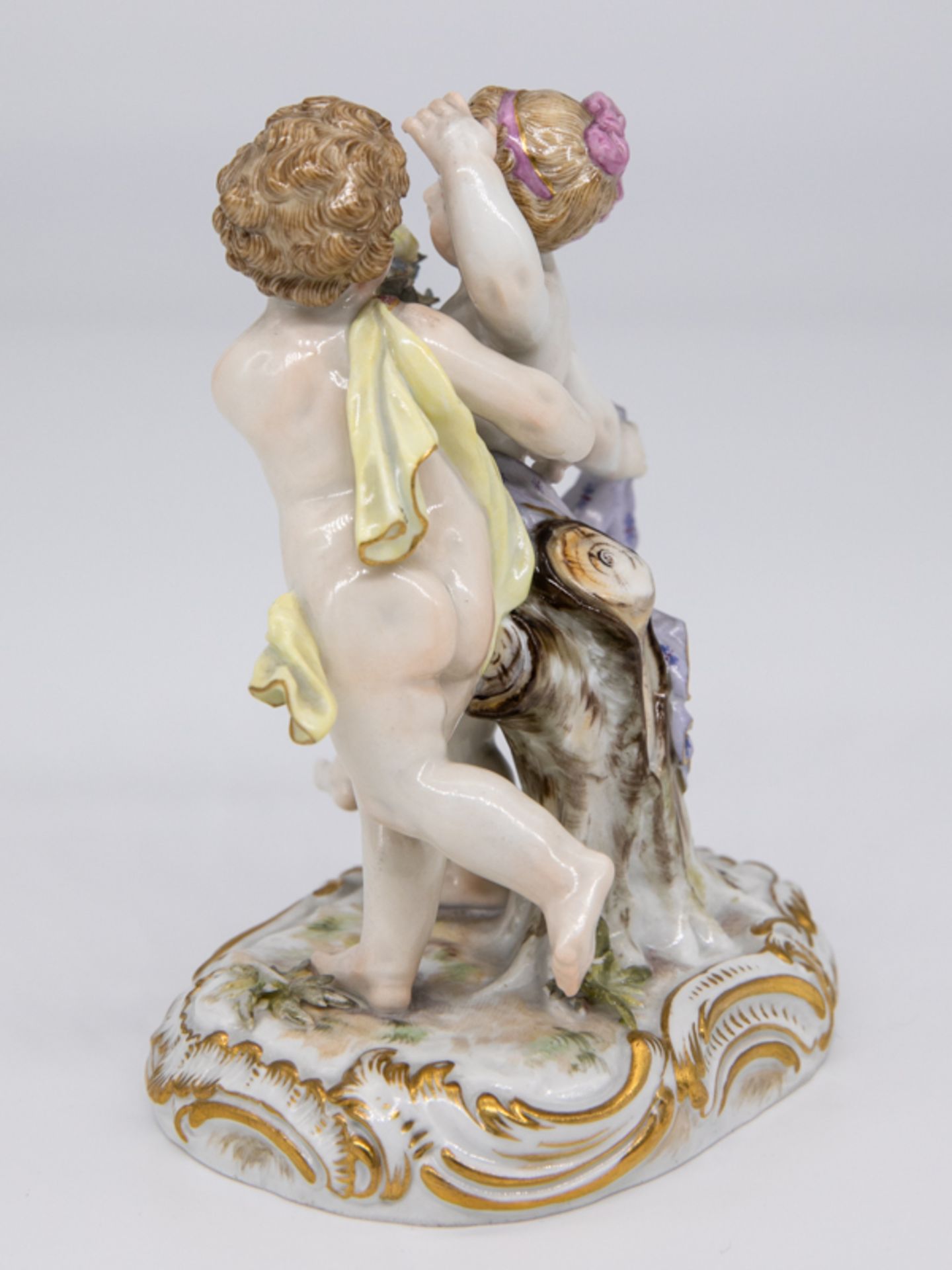 Tanzendes Puttenpaar m. Blütenkranz, Meissen, Ende 19. Jh. Weißporzellan mit polychromer Bema - Image 6 of 8