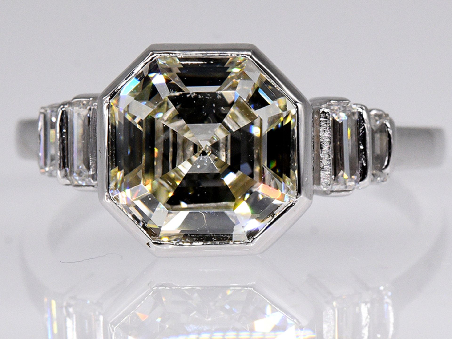 Hochwertiger Ring mit Diamant von 3 ct im Asscher-Cut und 4 Diamanten, zus. ca. 0,05 ct, Juweliersa - Bild 2 aus 7