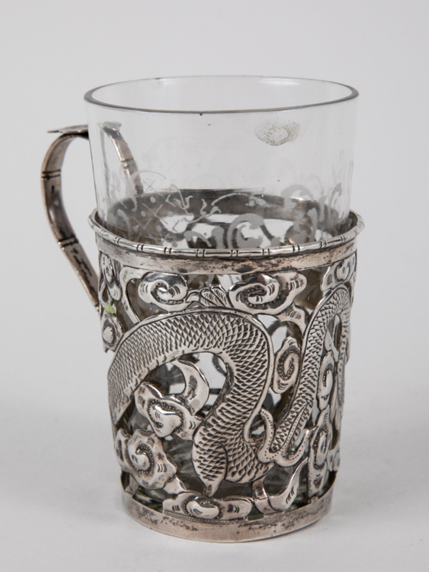 Teeglashalter, China, um 1900. 925/-Silber, ca. 74 g; mit geätzt verziertem farblosen Becher-G - Bild 5 aus 7