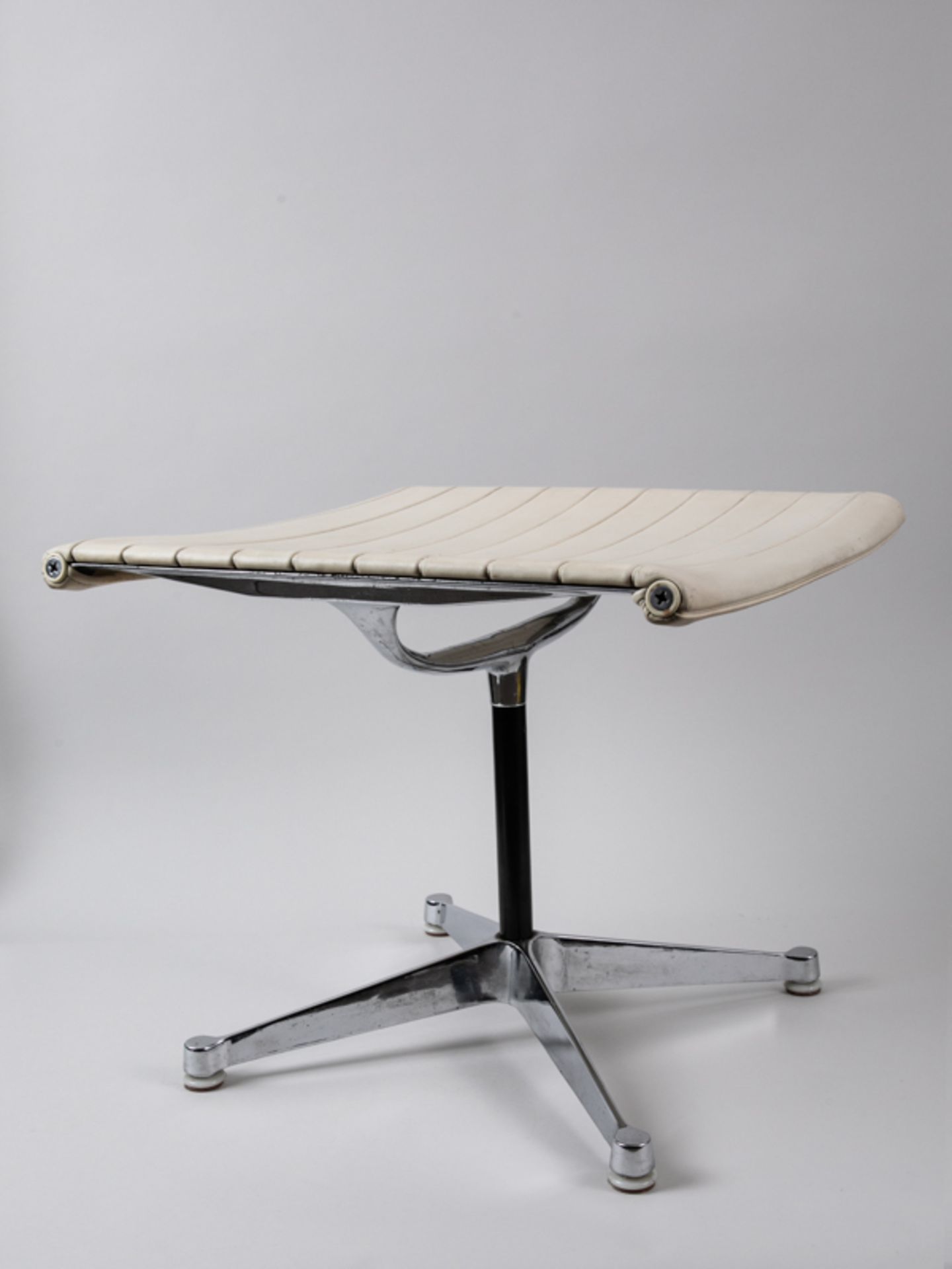 Aluminium-Chair EA124 + Hocker, Entw. C./R. Eames, 2. H. 20. Jh. Aluminium (poliert u. verchrom - Bild 6 aus 6