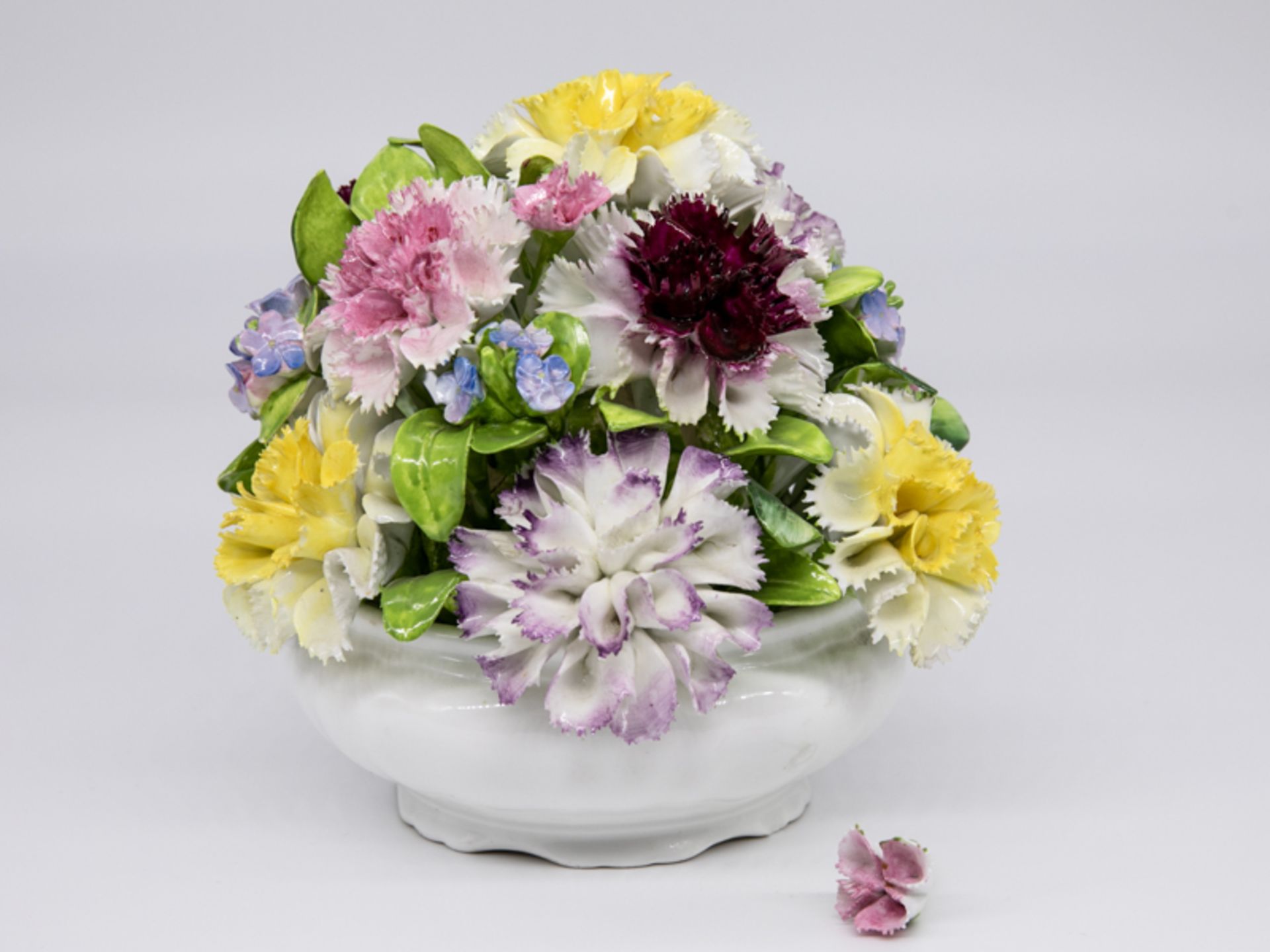 Blumen-Tischdekoration, Coalport/Engld., 2. Hälfte 20. Jh. Porzellan (Bone China) mit plastisc - Bild 2 aus 4