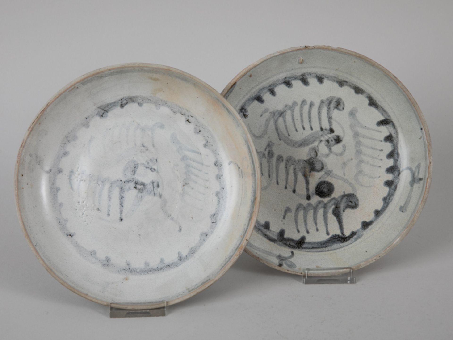 2 Teller, China, Anf. 19. Jh. (aus dem Wrack der "Tek Sing"). Porzellan mit unter Glasur blauer