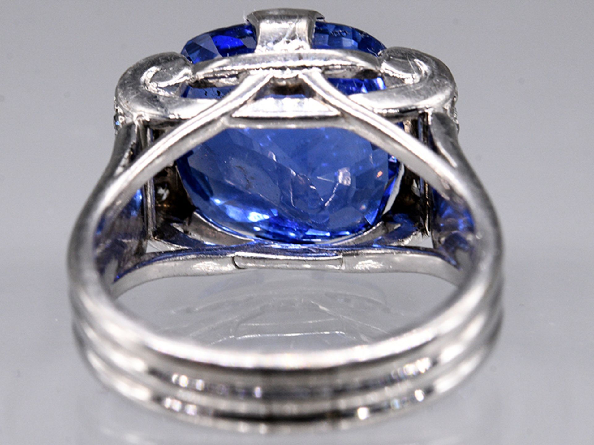 Massiver Ring mit Ceylon-Saphir ca. 15,19 ct und Achtkant-Diamanten, zus. ca. 0,5 ct, Juweliersarbe - Bild 8 aus 14