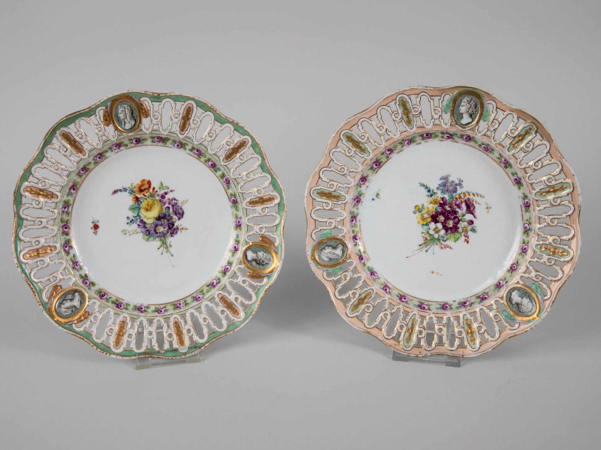 Paar Dessertteller der Marcolini-Zeit, Meißen, um 1780/90. Weißporzellan mit polychromer Flor