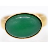 Ring mit grünem Achat-Cabochon, Goldschmiedearbeit, 90- er Jahre. 585/- Gelbgold. Gesamtgewich