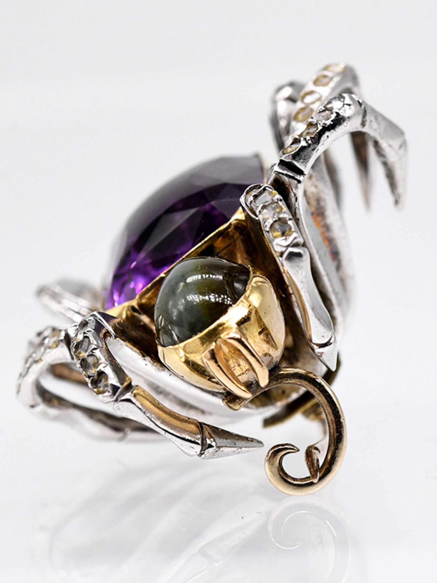 Insekten-Brosche mit violettem und grünem Farbstein und Diamanten, Ende 1900. 585/- Gelbgold u - Bild 2 aus 6