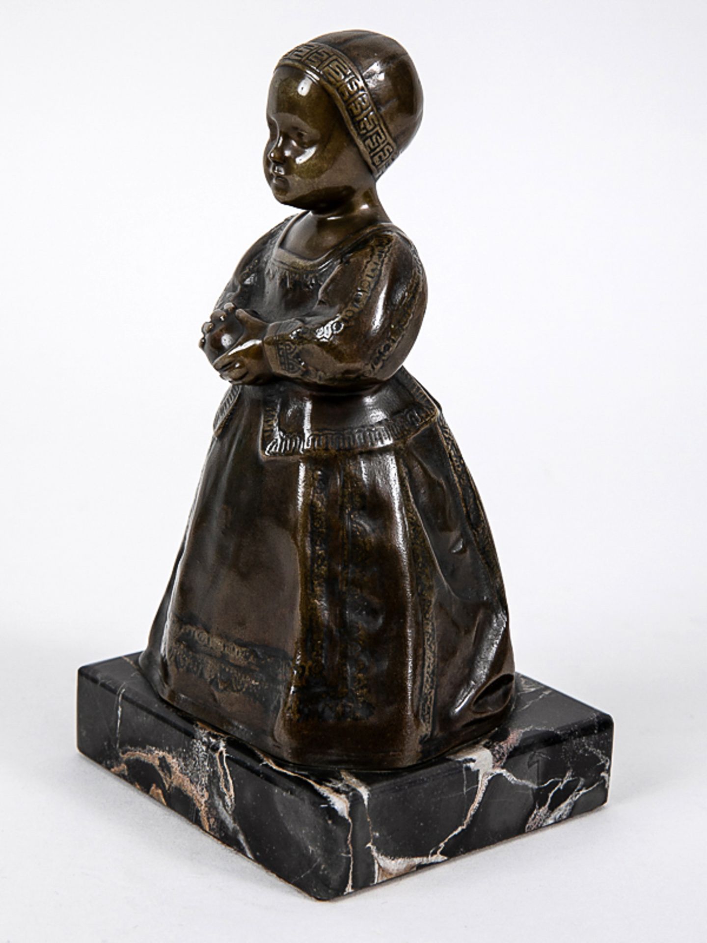 Endstorfer, Anton (1880 - 1960). Bronzeplastik "Kleines Mädchen in Tracht mit Kugel", montiert - Bild 6 aus 8